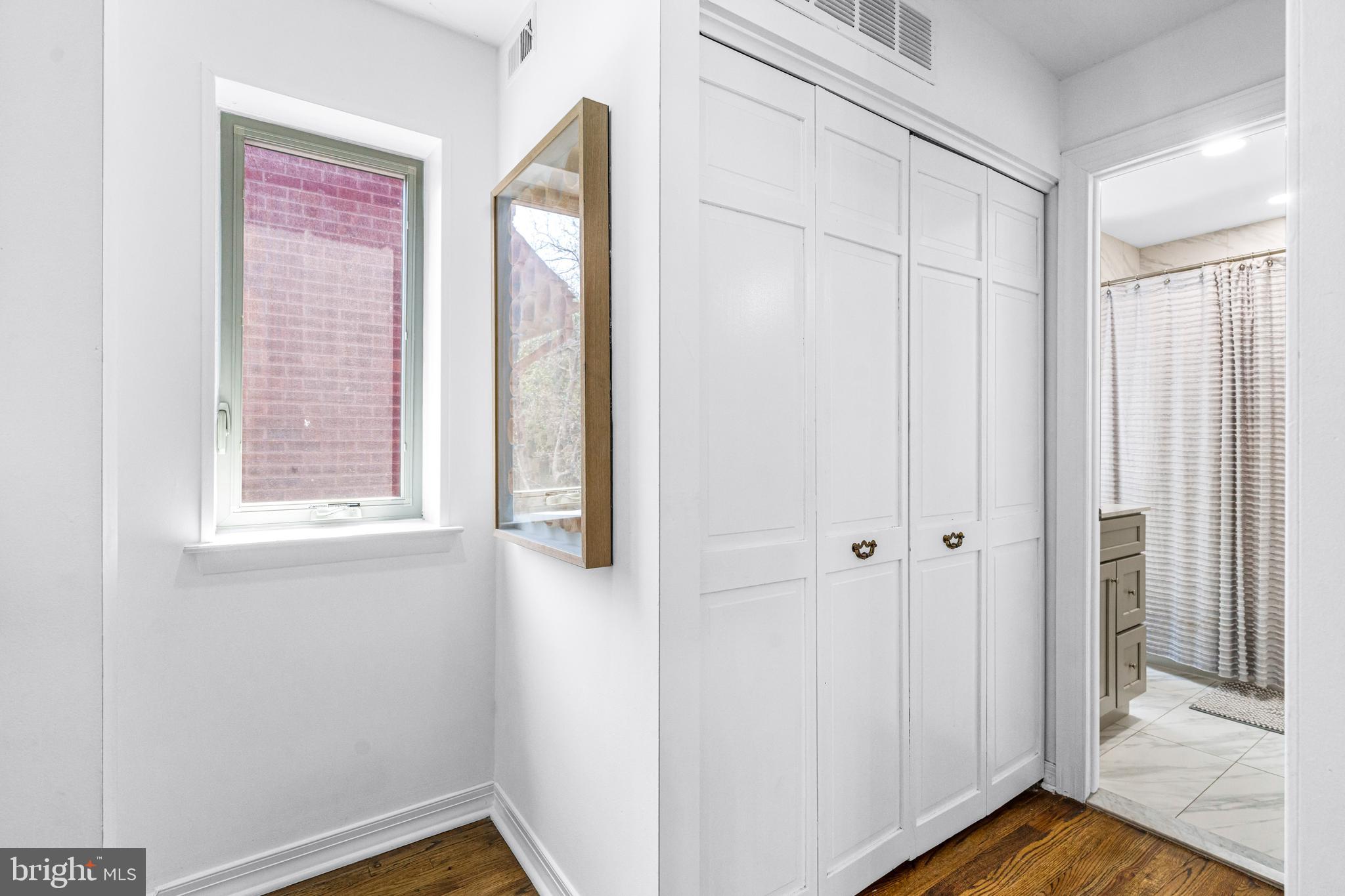 QUEEN VILLAGE - Residential