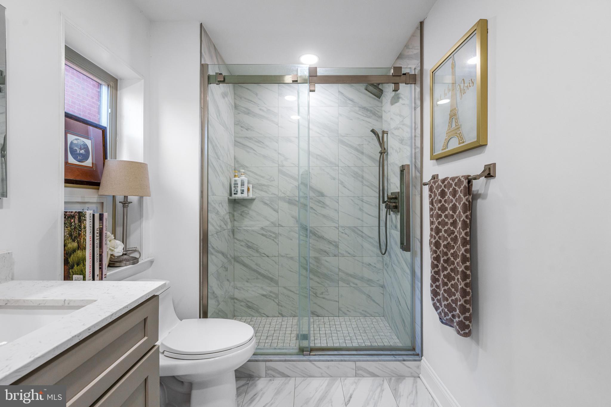 QUEEN VILLAGE - Residential