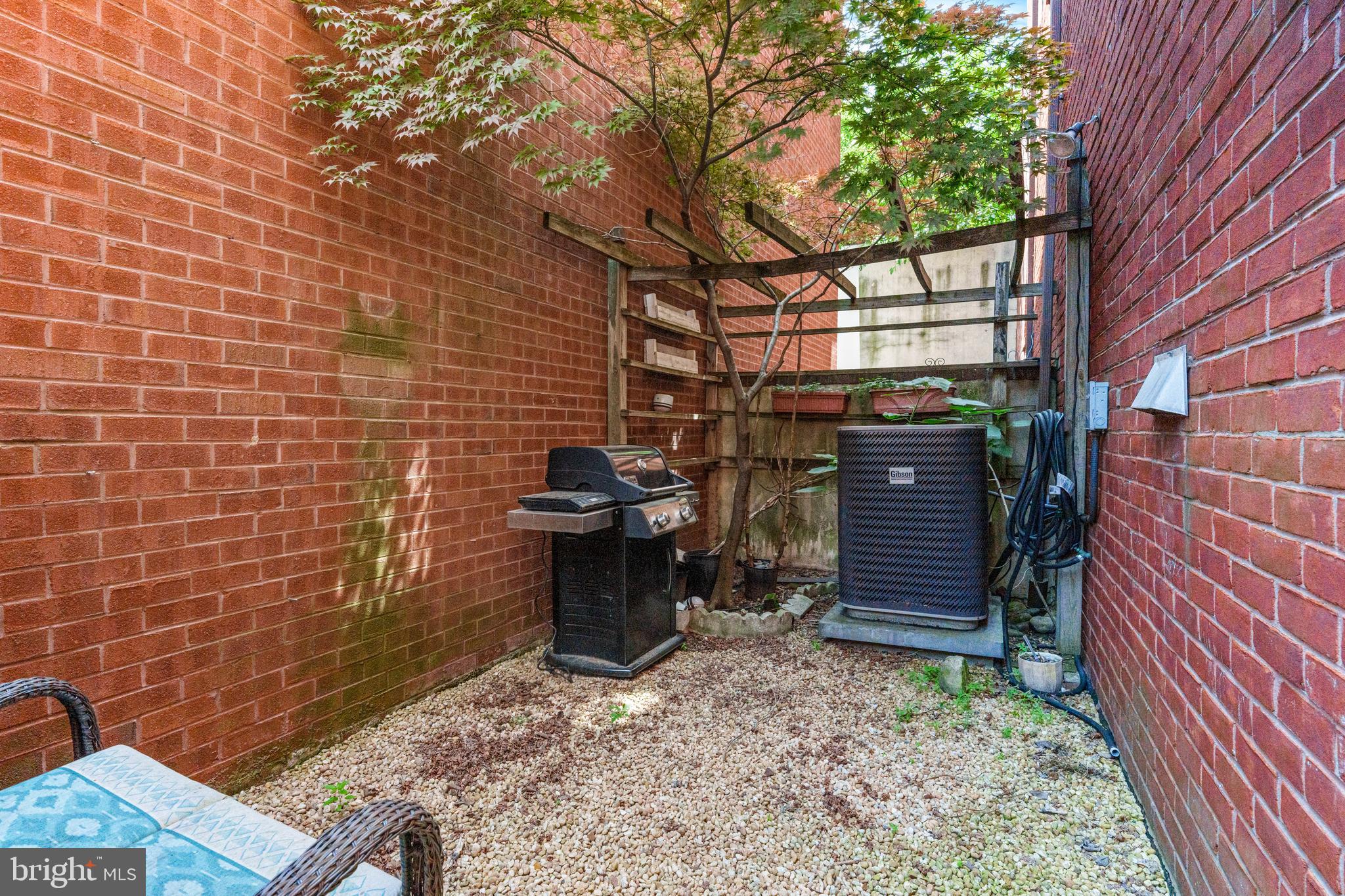 QUEEN VILLAGE - Residential