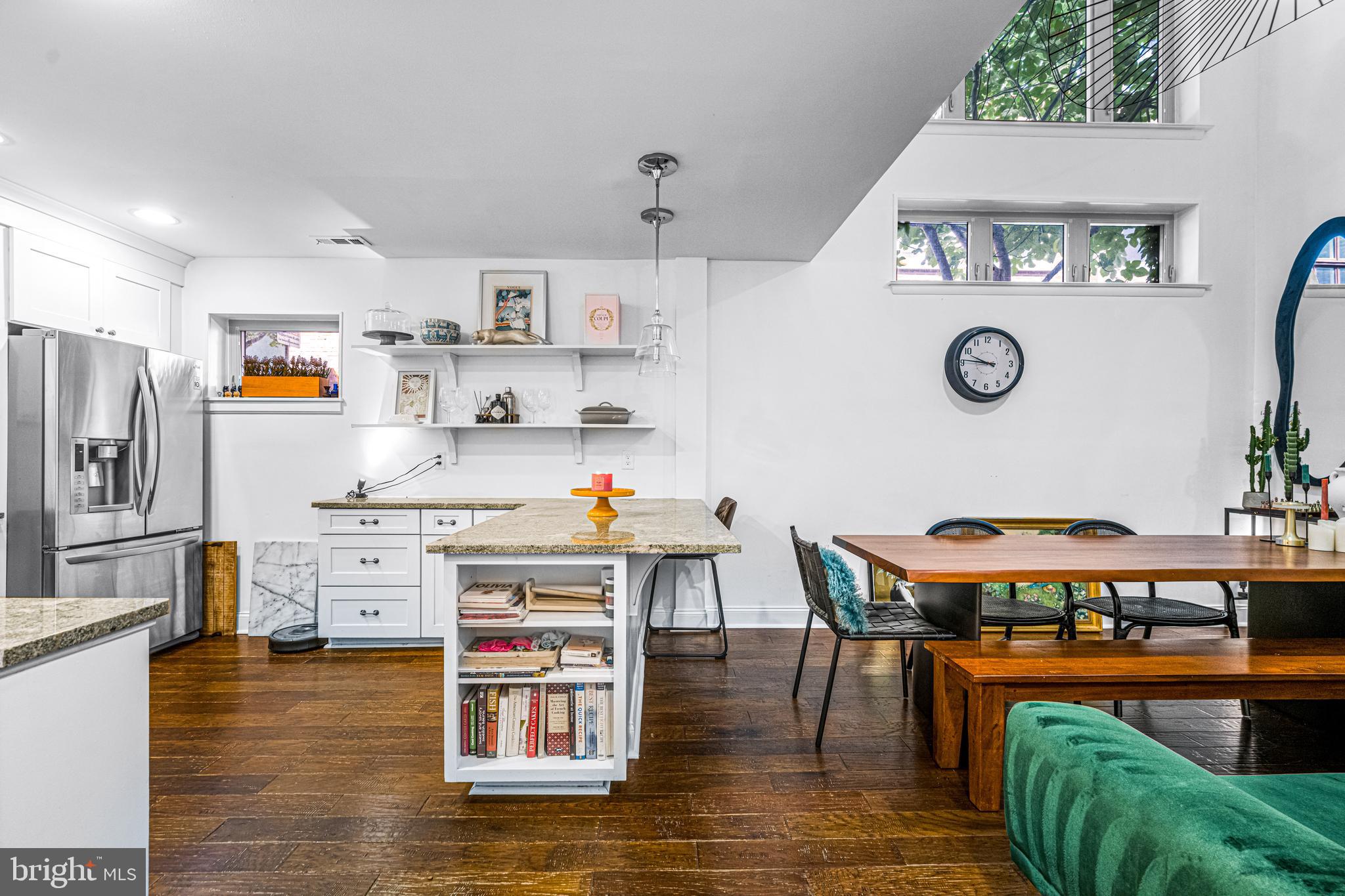 QUEEN VILLAGE - Residential