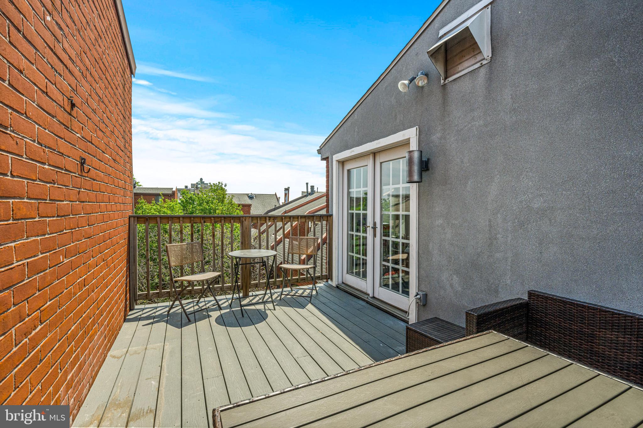 QUEEN VILLAGE - Residential