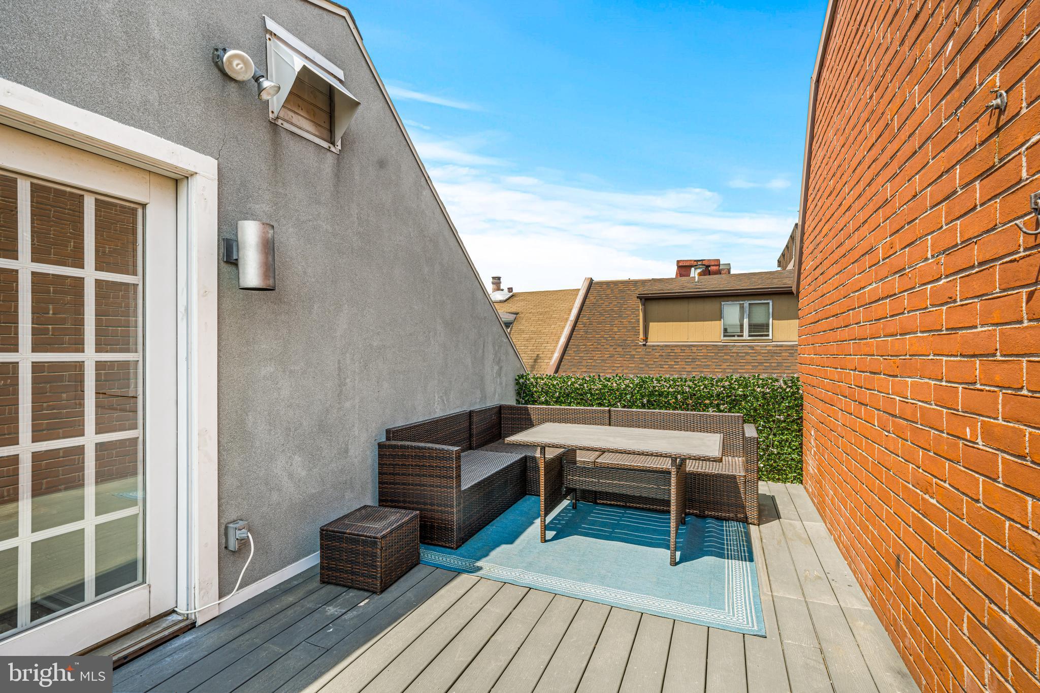 QUEEN VILLAGE - Residential