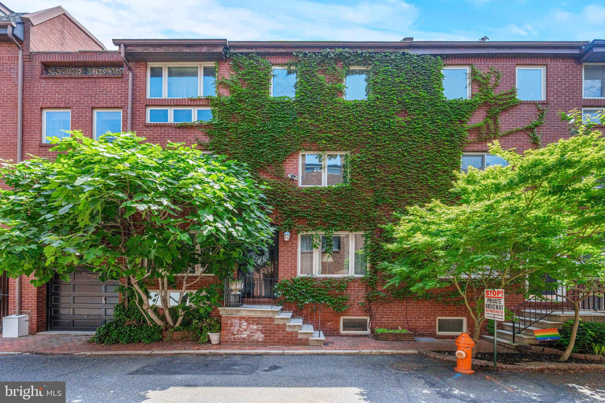 QUEEN VILLAGE - Residential