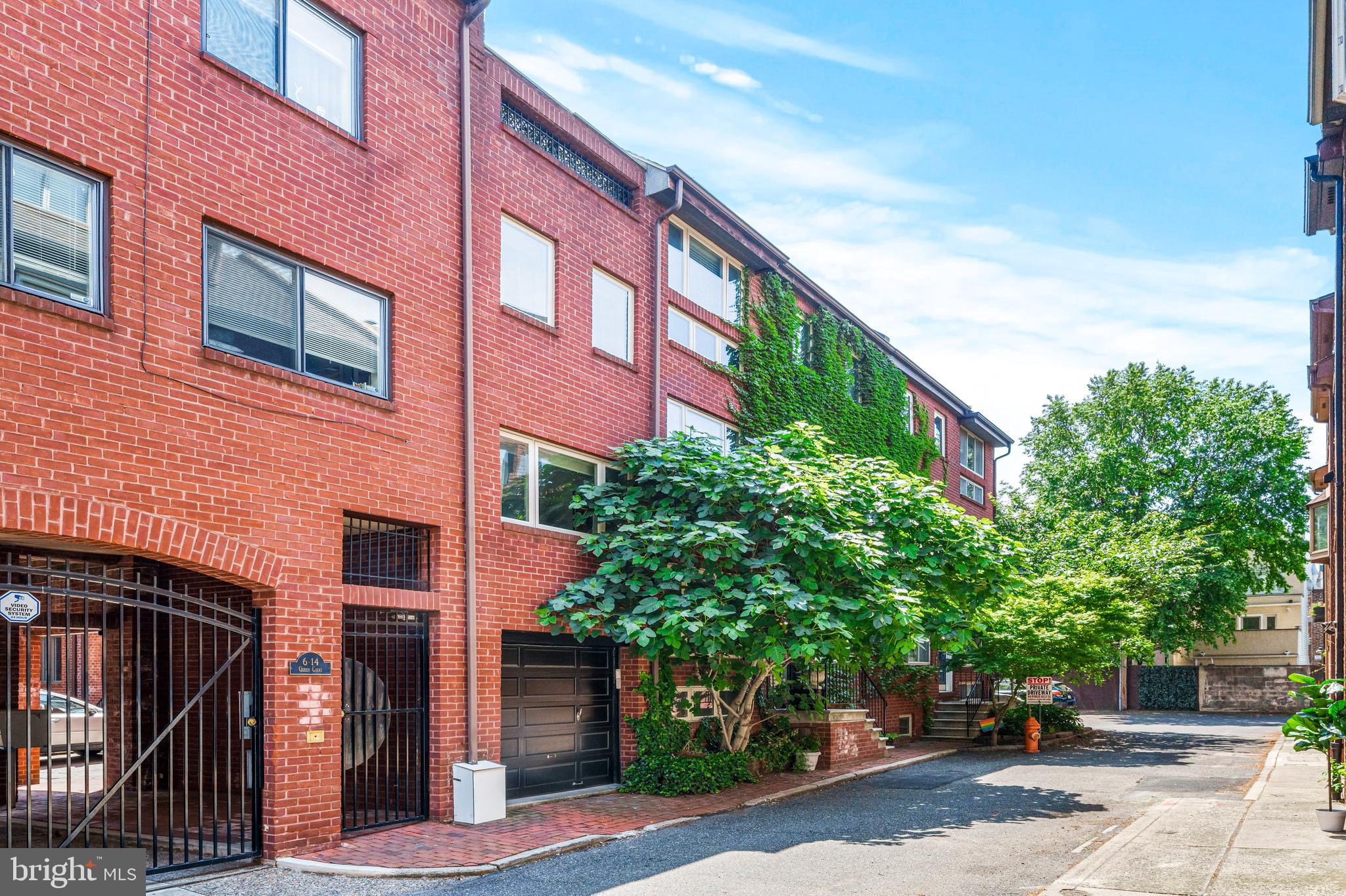 QUEEN VILLAGE - Residential