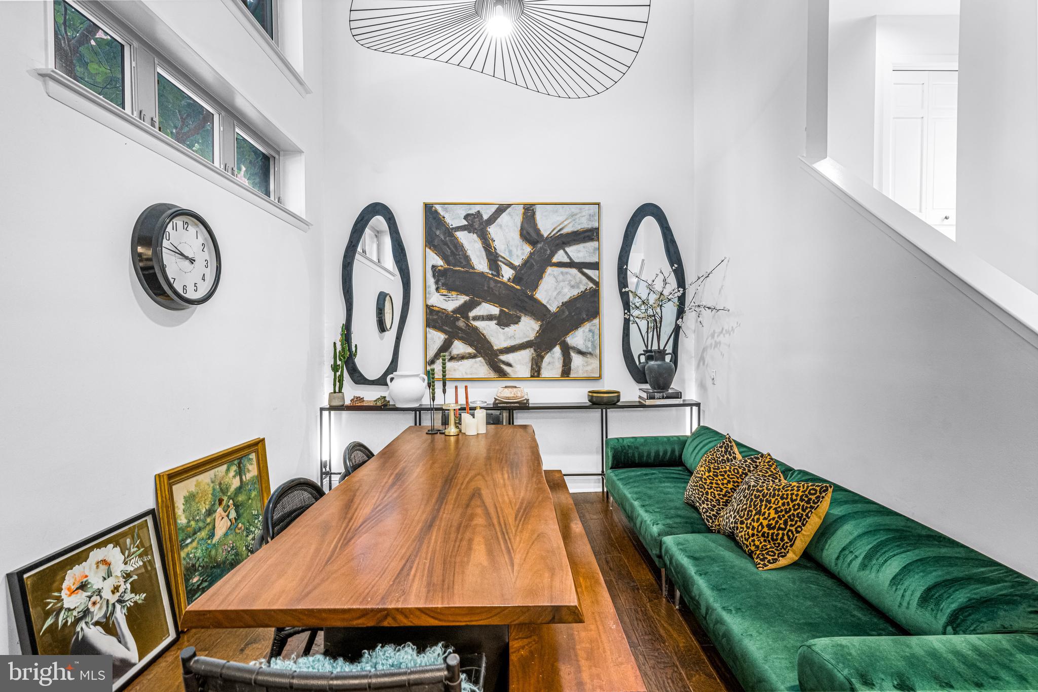 QUEEN VILLAGE - Residential