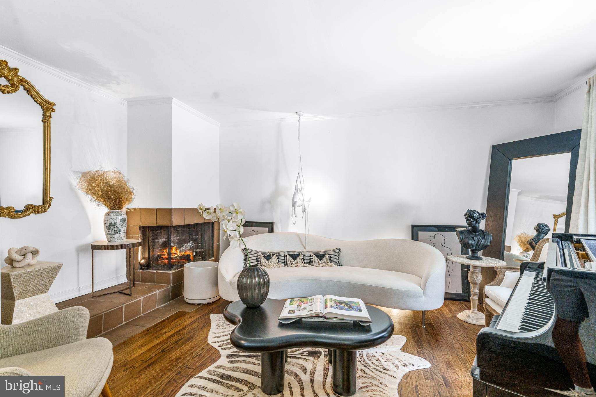 QUEEN VILLAGE - Residential