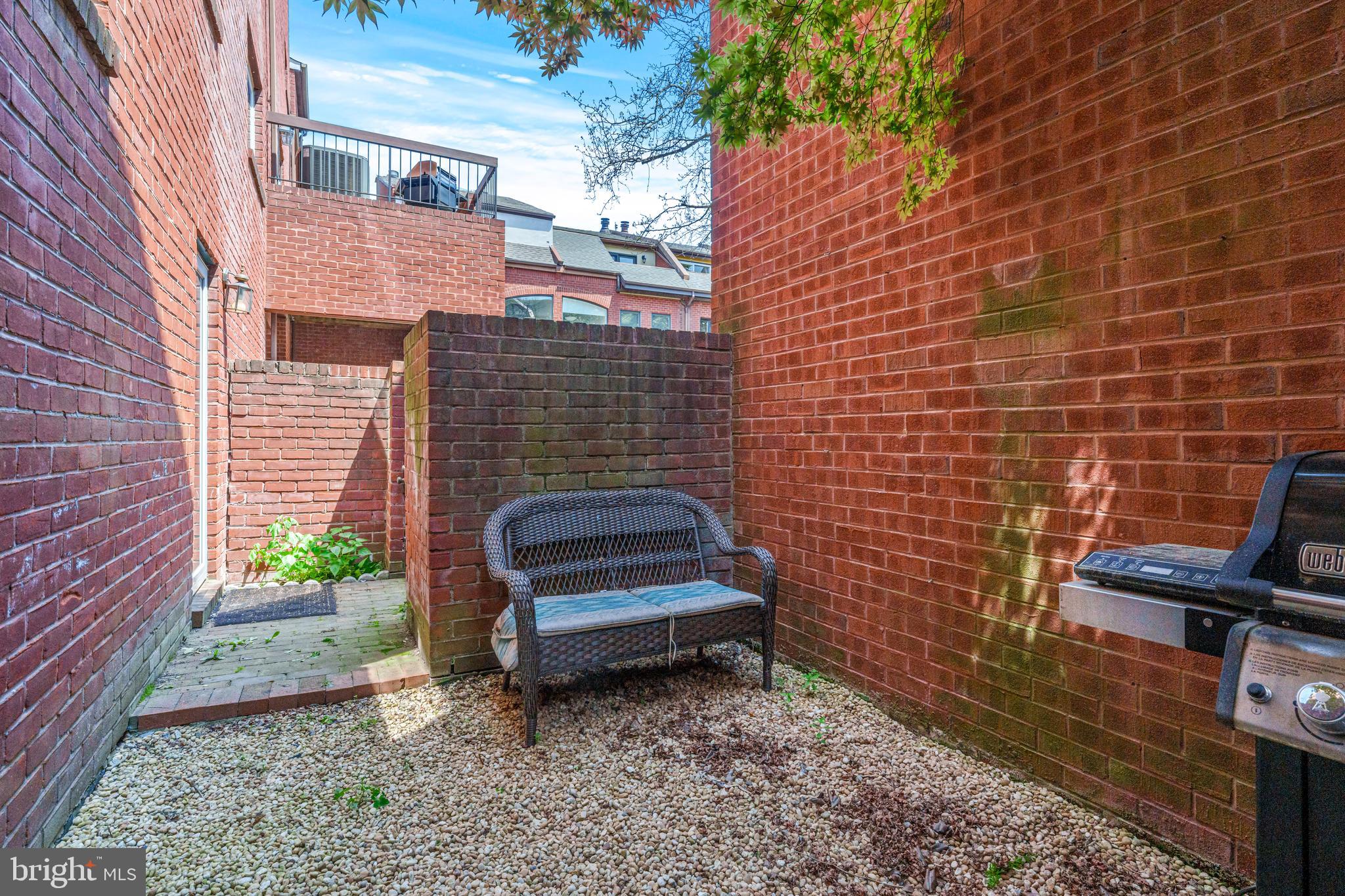 QUEEN VILLAGE - Residential