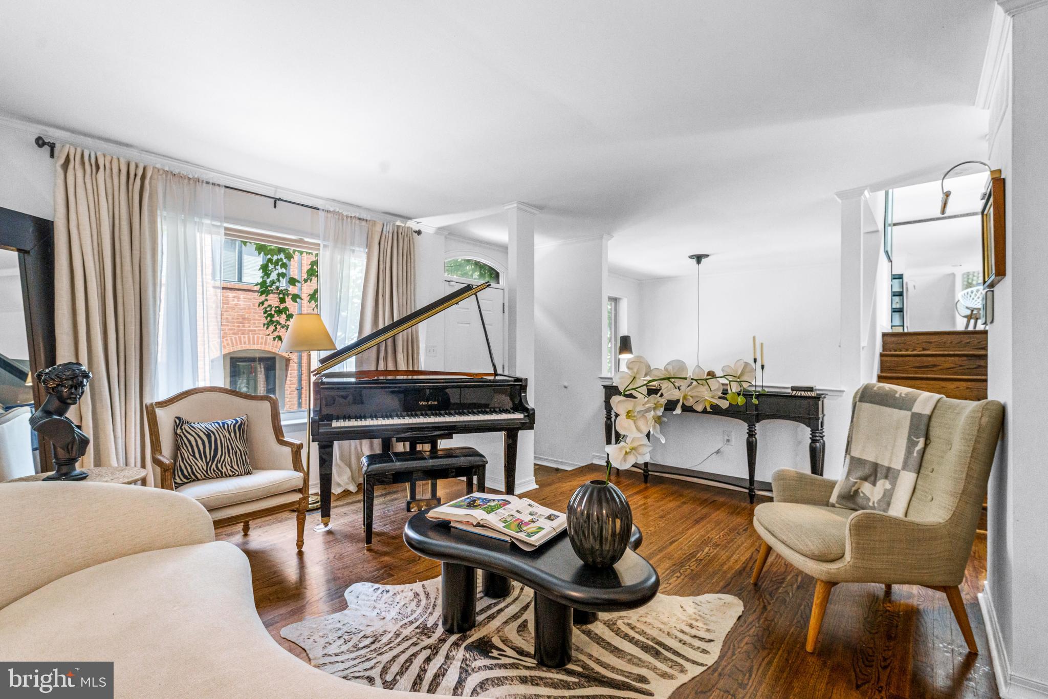 QUEEN VILLAGE - Residential