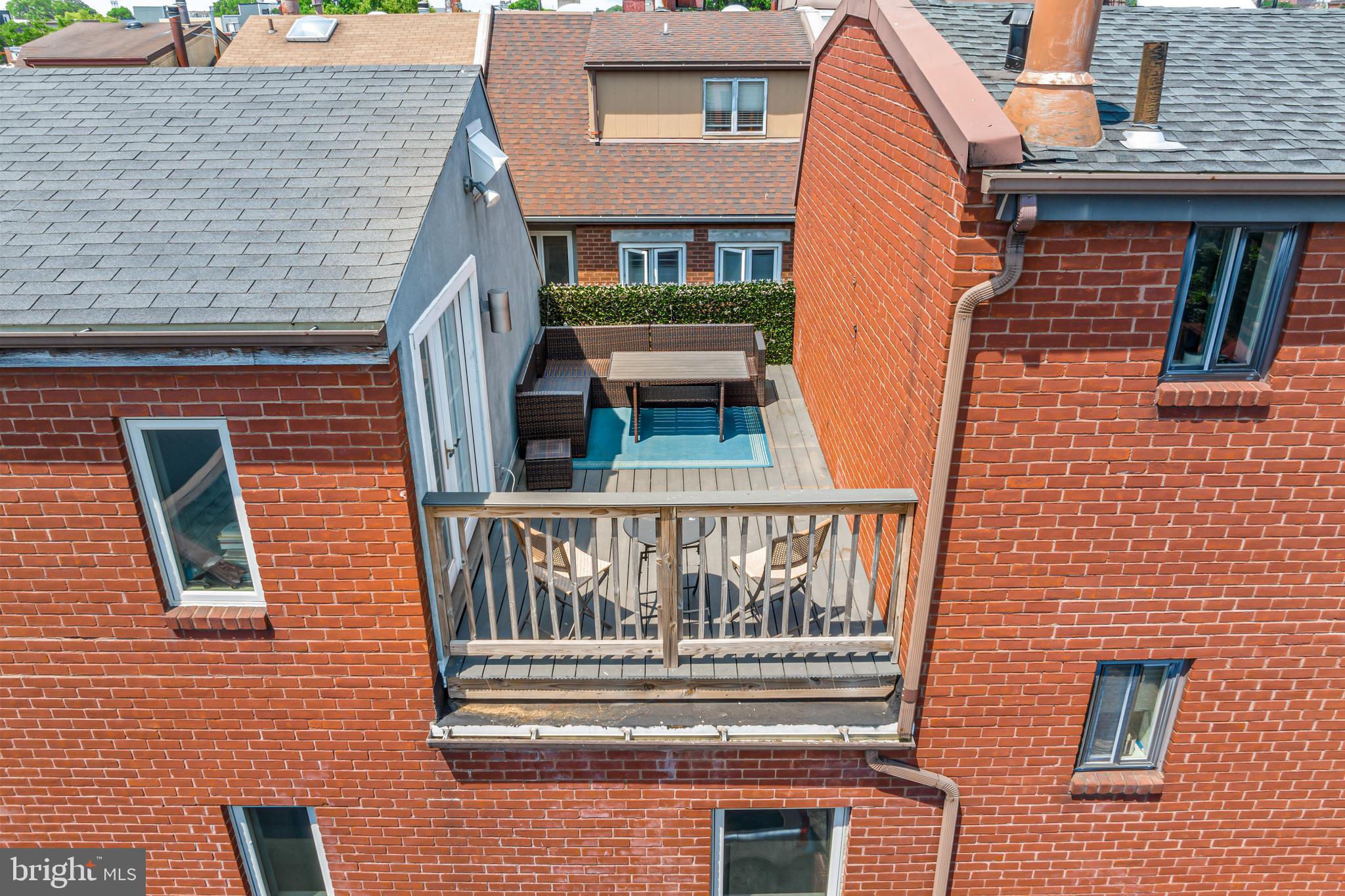 QUEEN VILLAGE - Residential