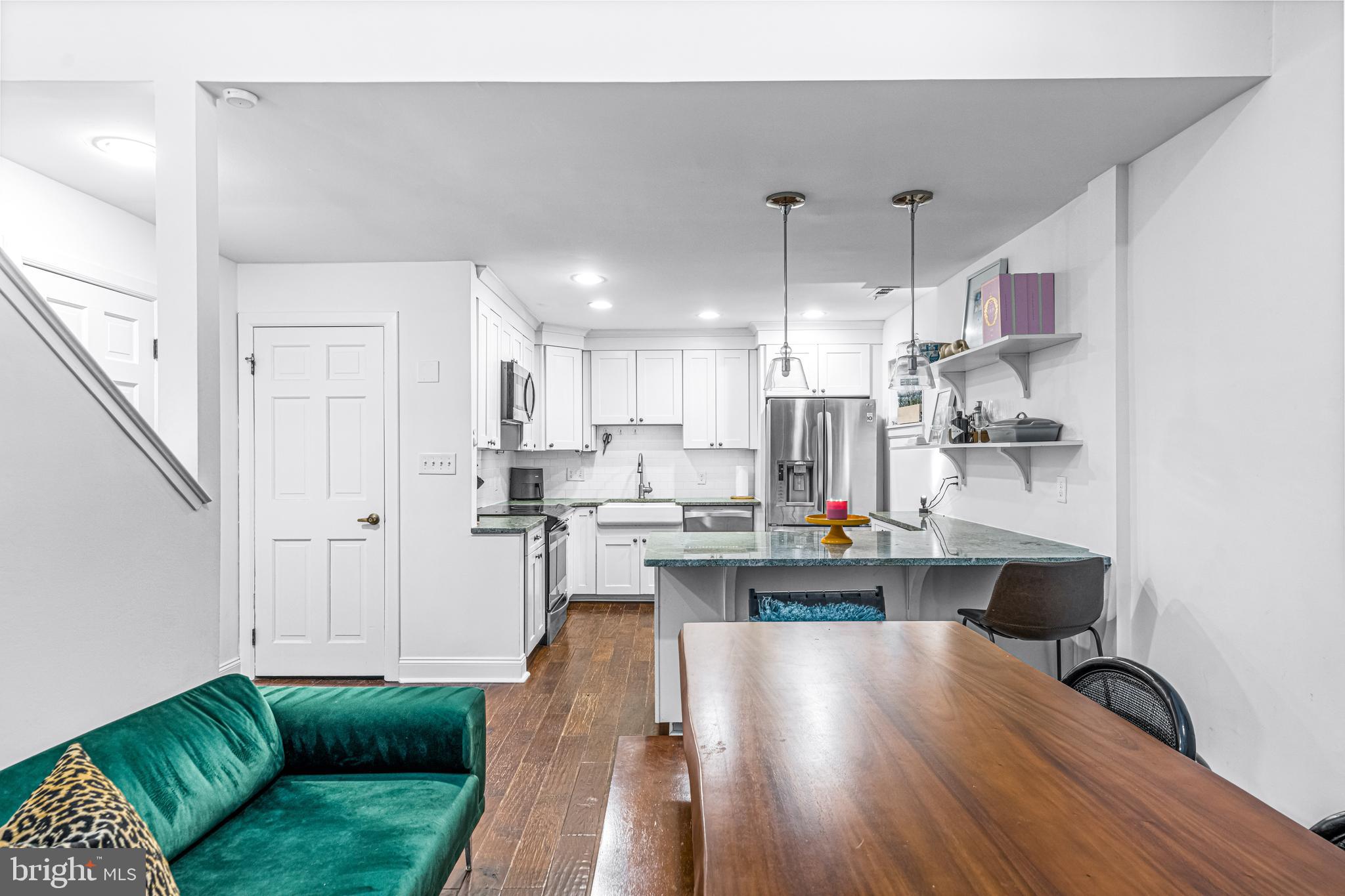 QUEEN VILLAGE - Residential