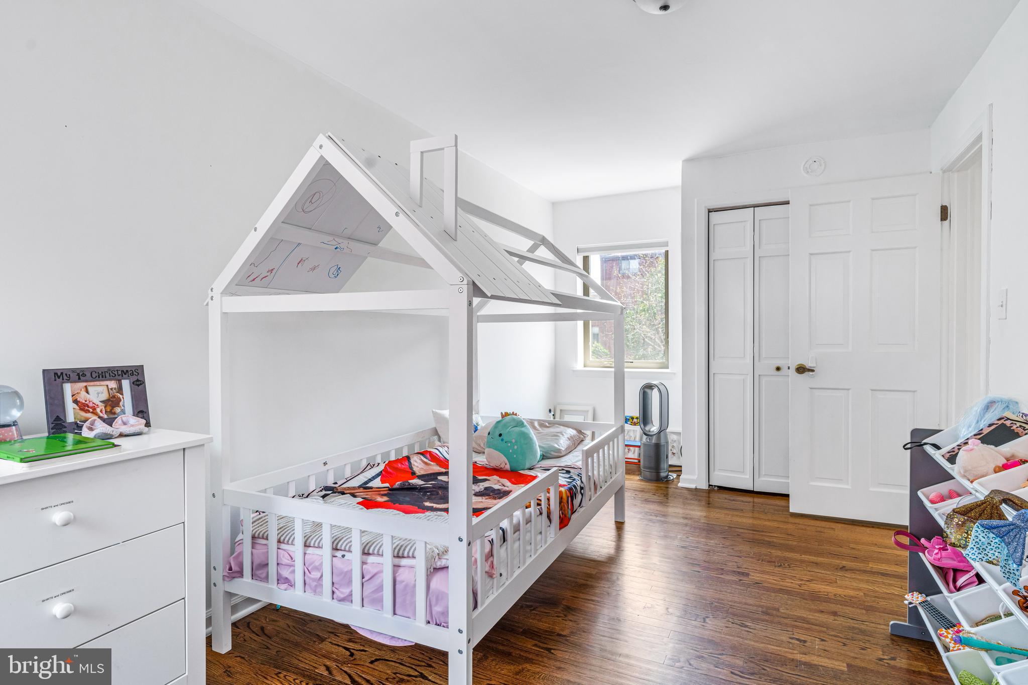 QUEEN VILLAGE - Residential