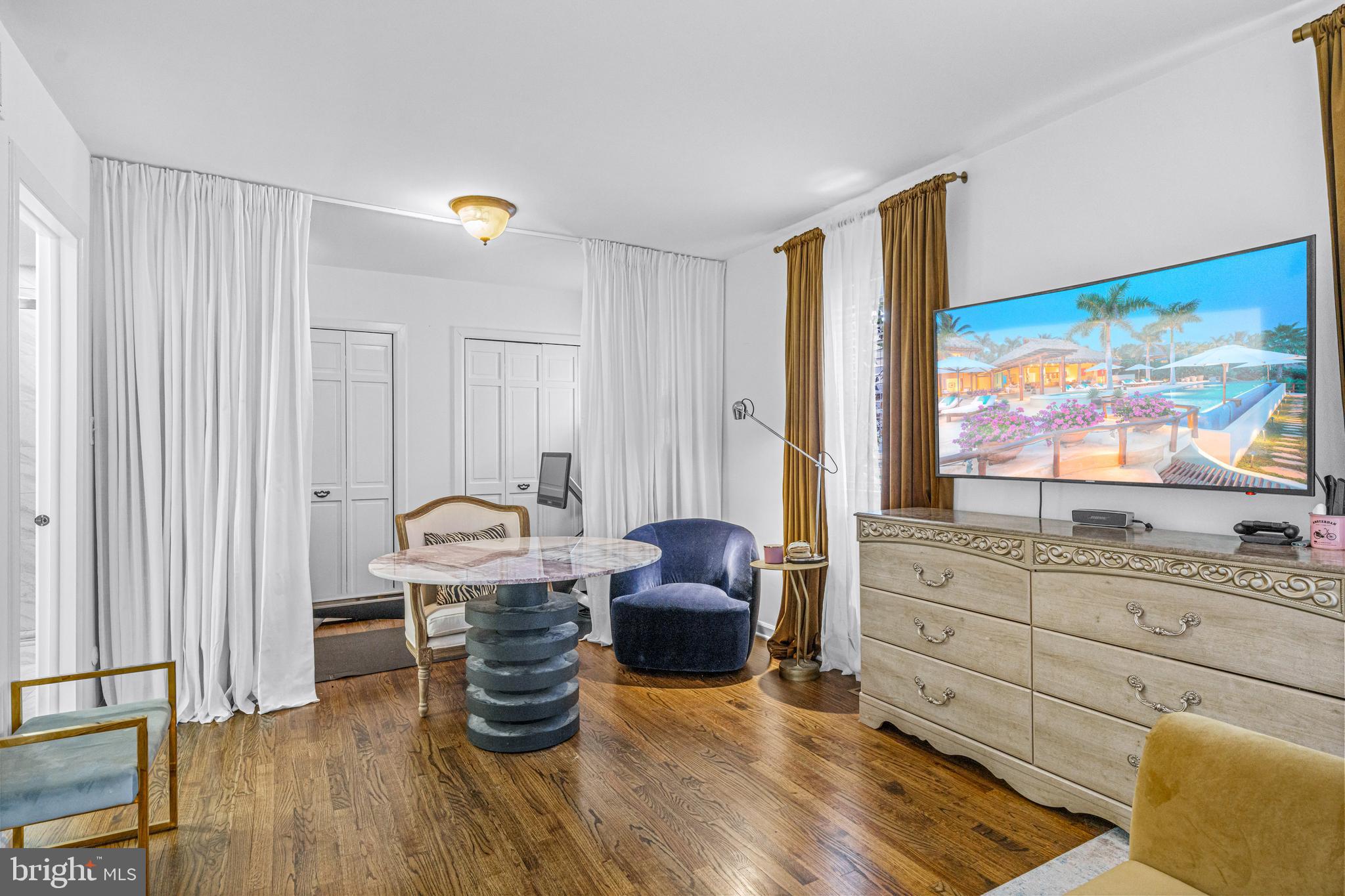 QUEEN VILLAGE - Residential