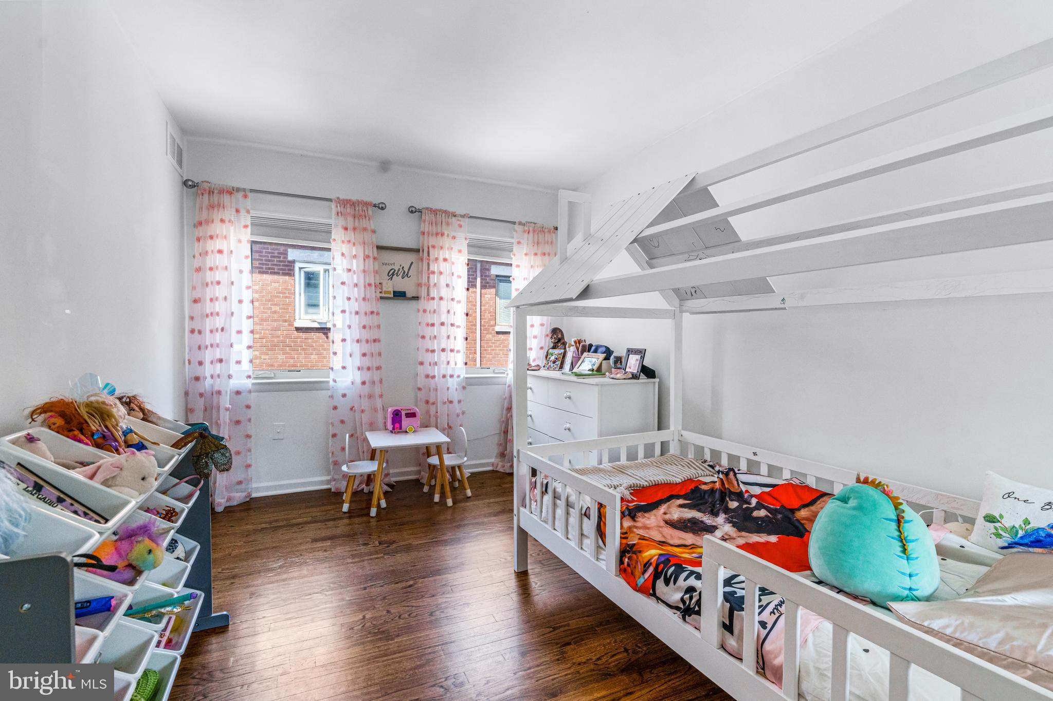 QUEEN VILLAGE - Residential