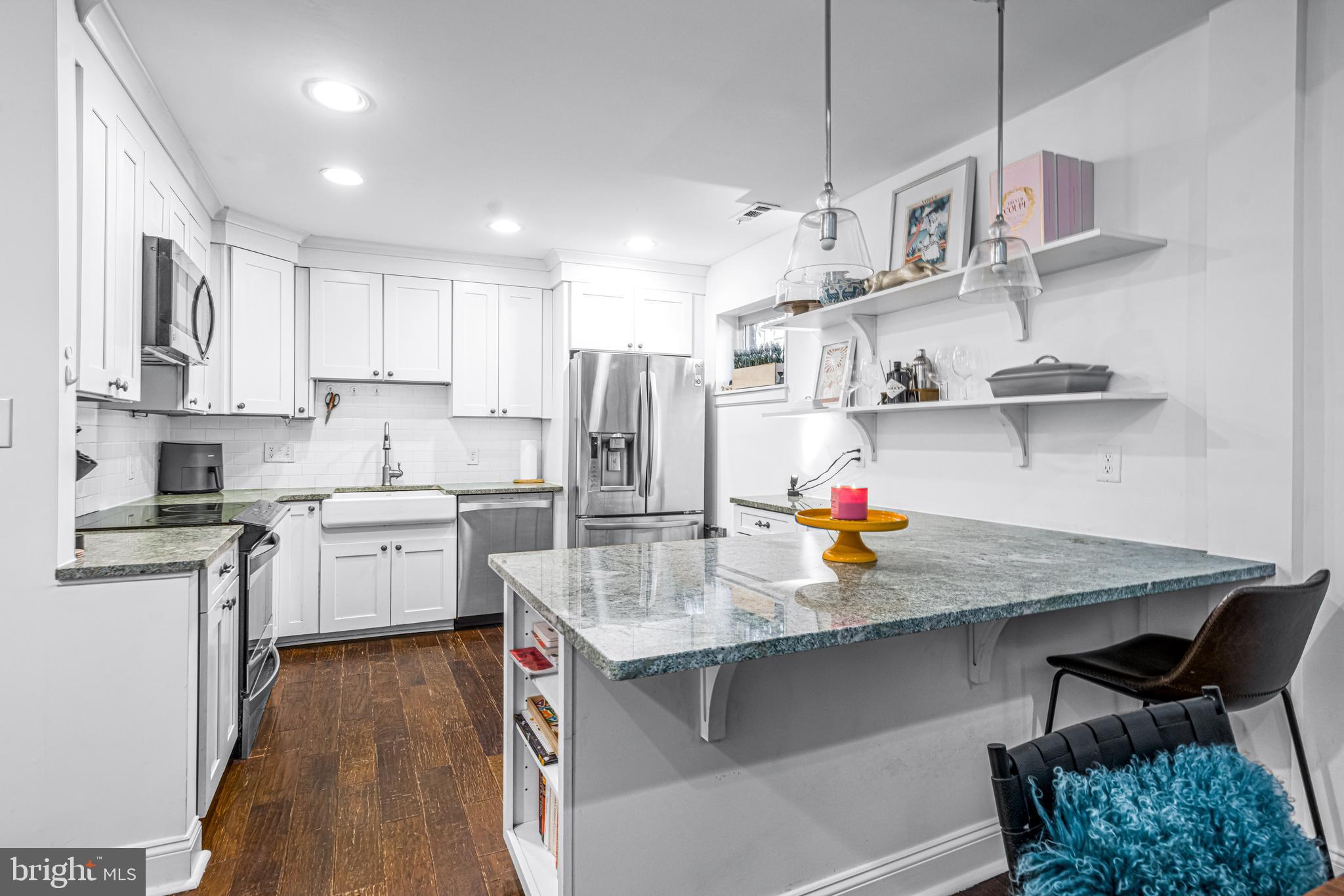 QUEEN VILLAGE - Residential