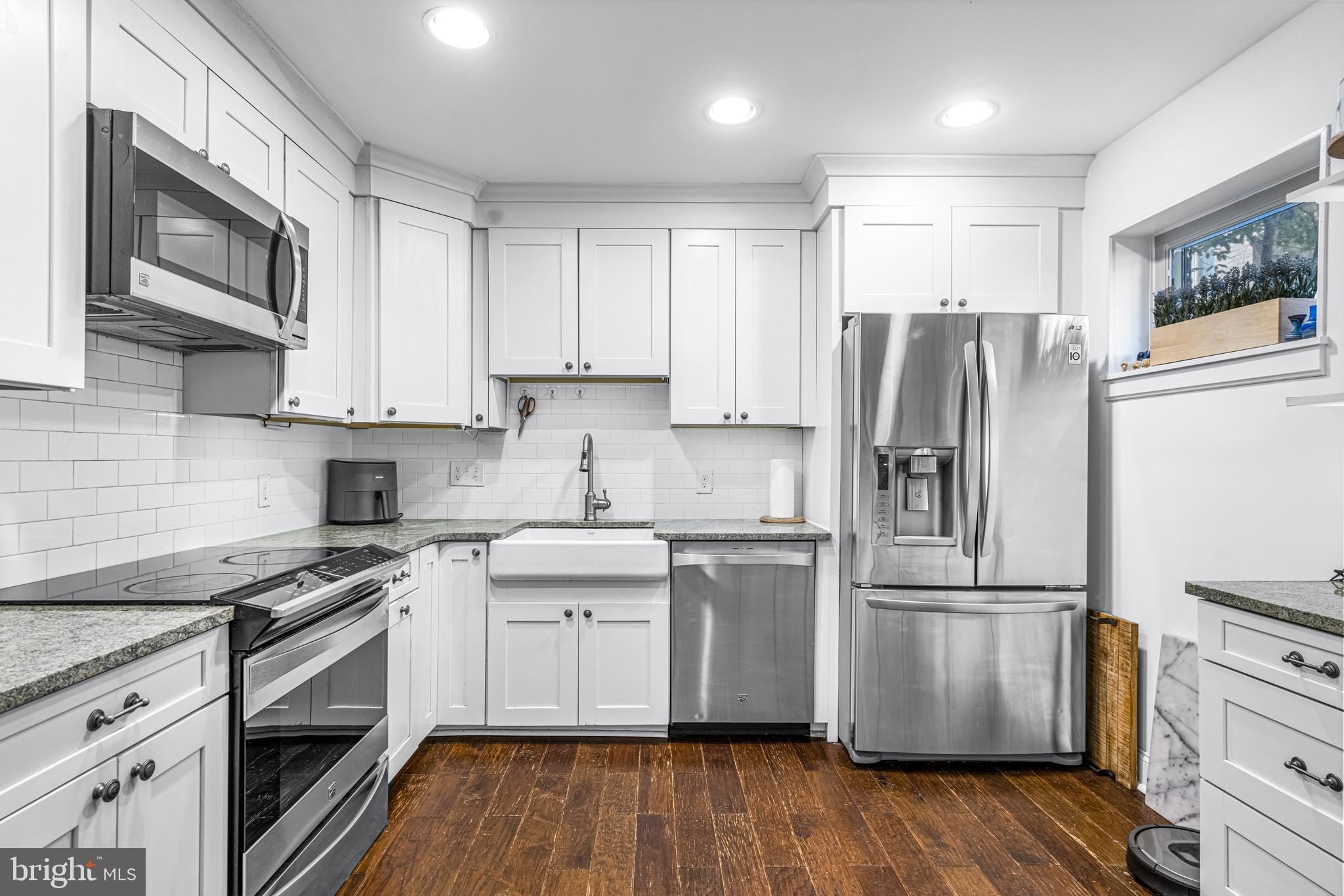 QUEEN VILLAGE - Residential