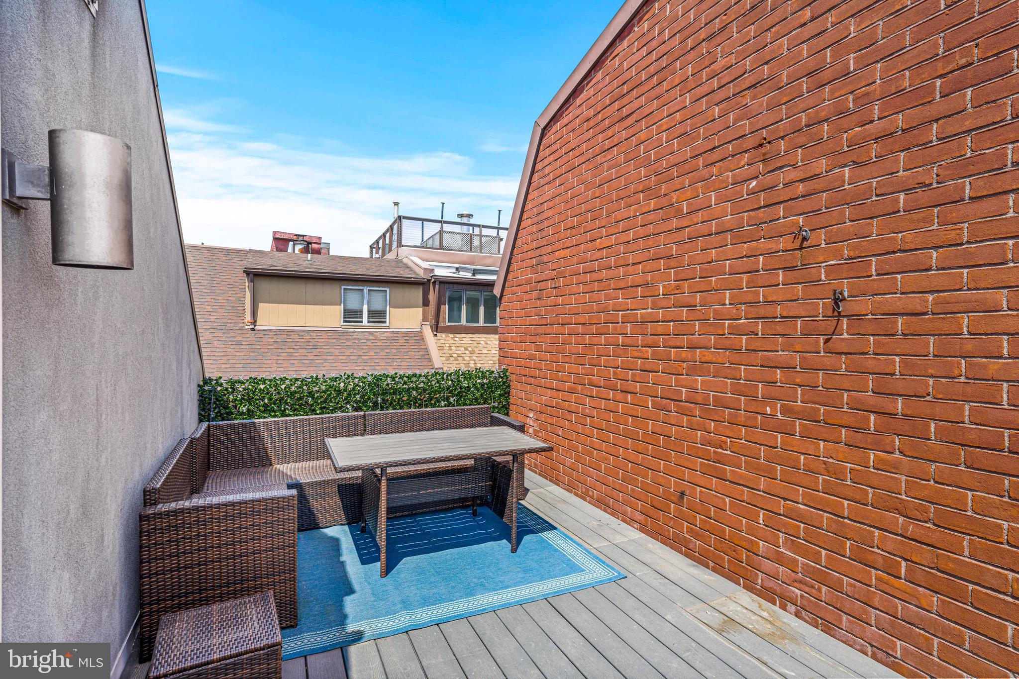 QUEEN VILLAGE - Residential