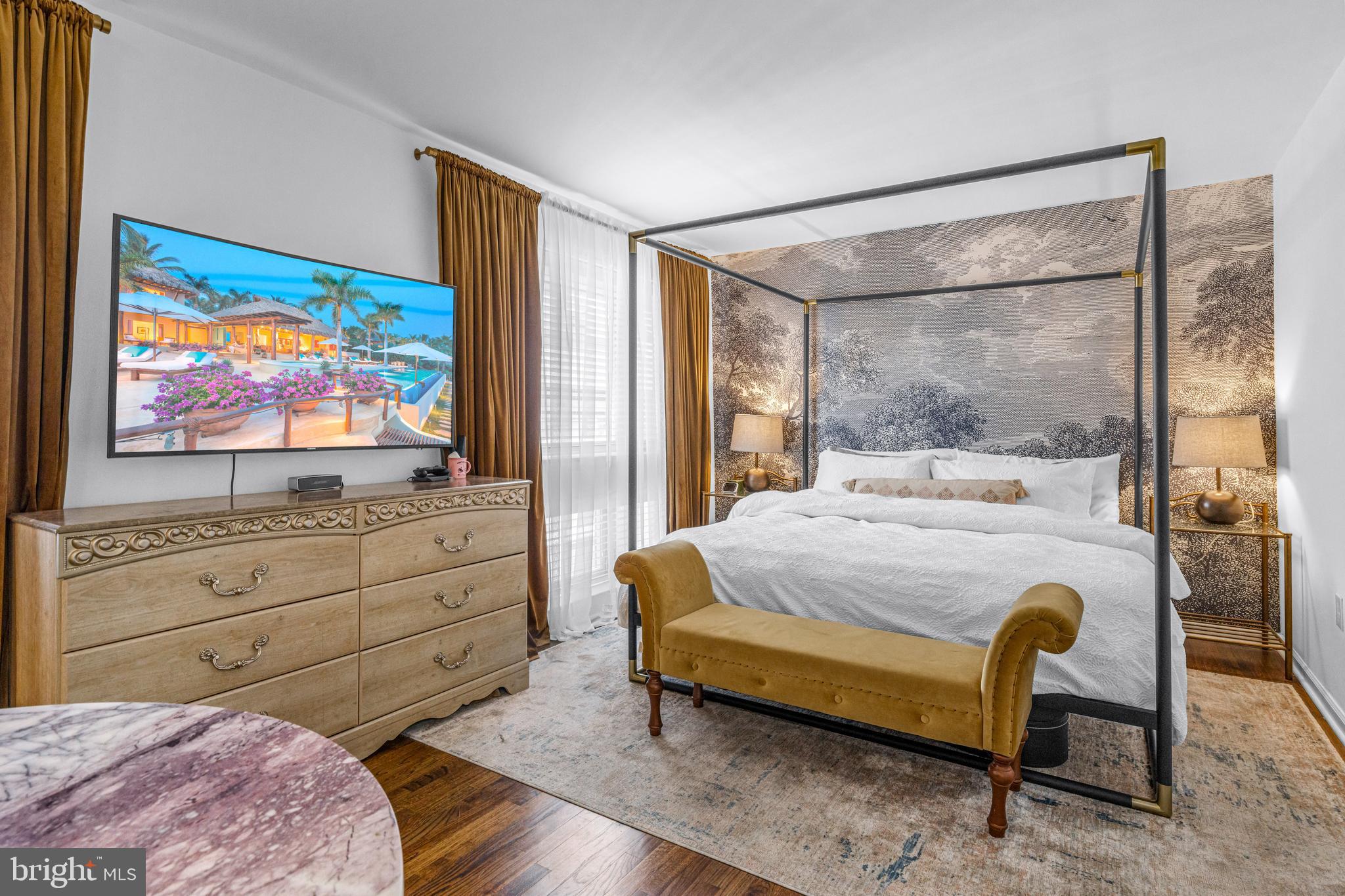 QUEEN VILLAGE - Residential