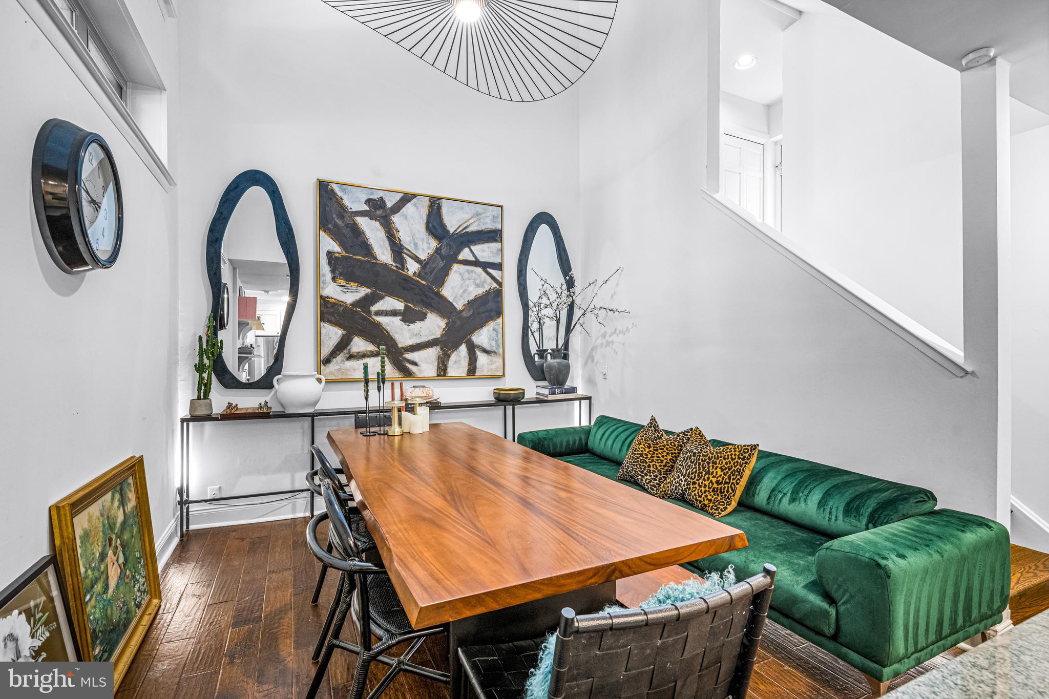 QUEEN VILLAGE - Residential