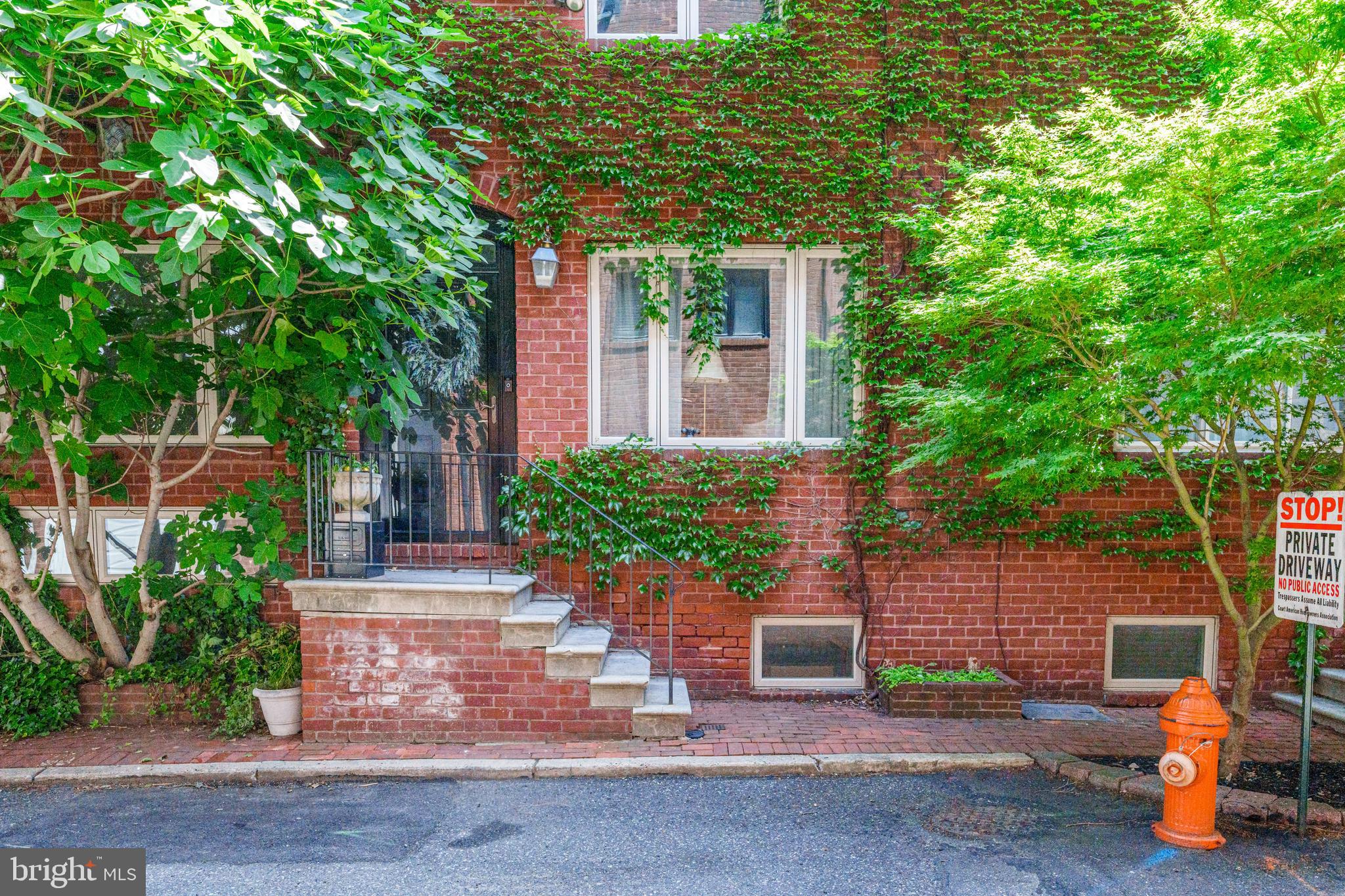 QUEEN VILLAGE - Residential