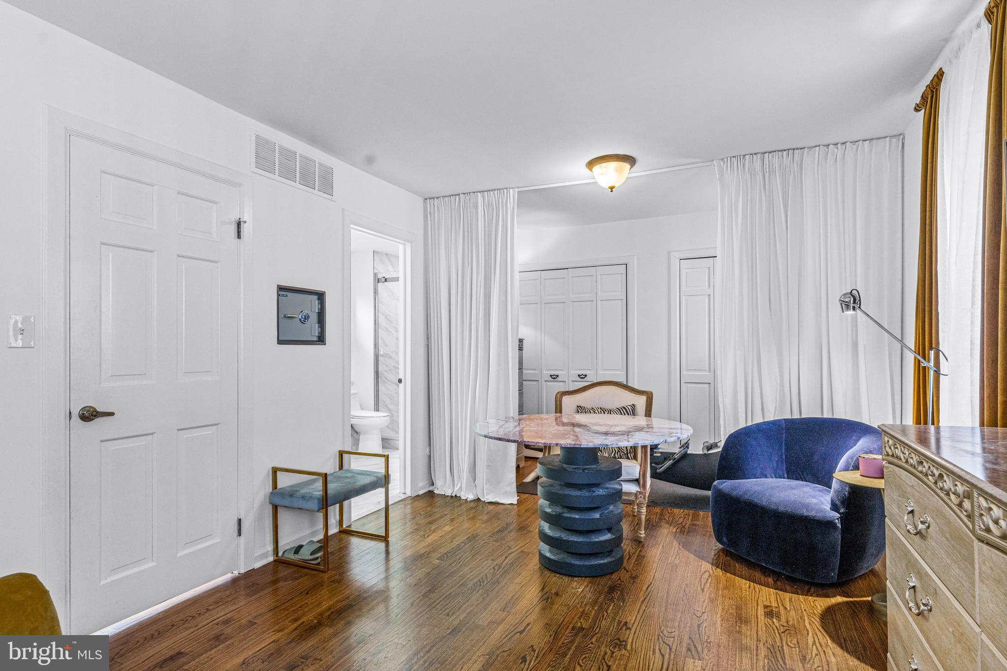 QUEEN VILLAGE - Residential