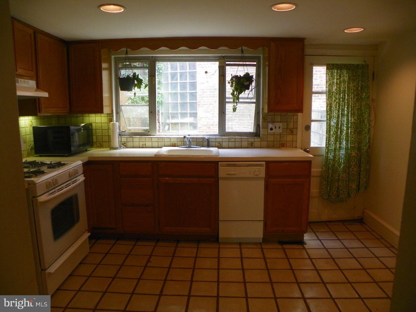 QUEEN VILLAGE - Residential Lease