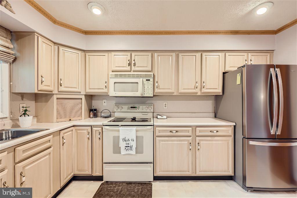 LAKESIDE VISTA - Residential