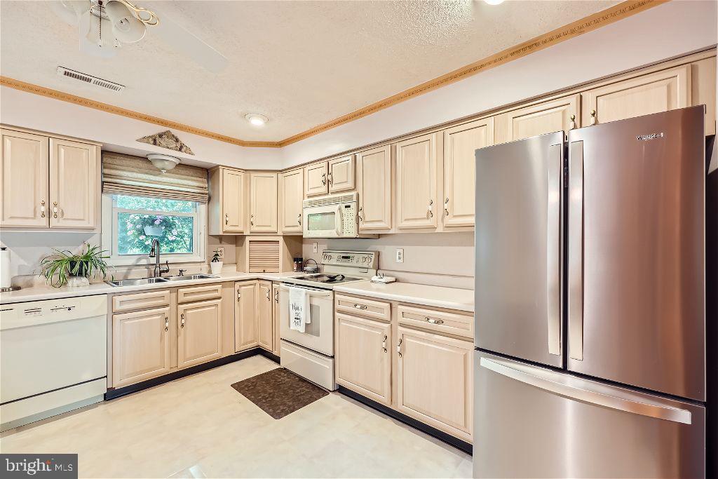 LAKESIDE VISTA - Residential