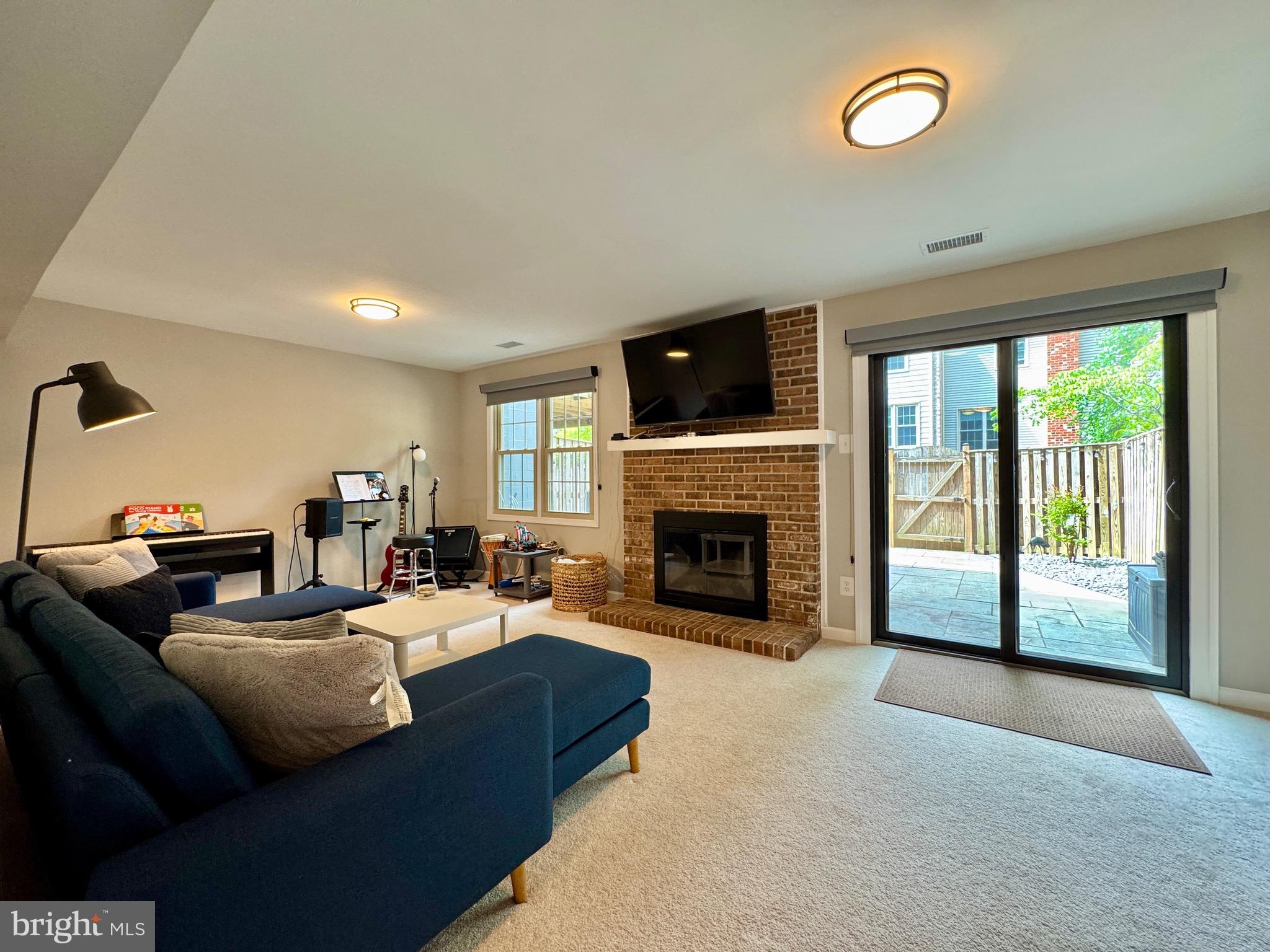 COUNTRY CREEK - Residential Lease