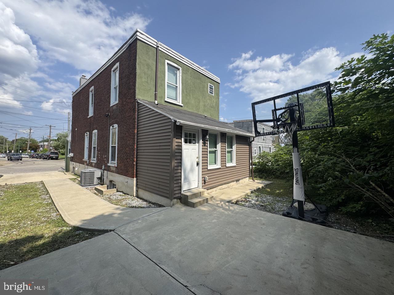 906 CEDAR AVENUE