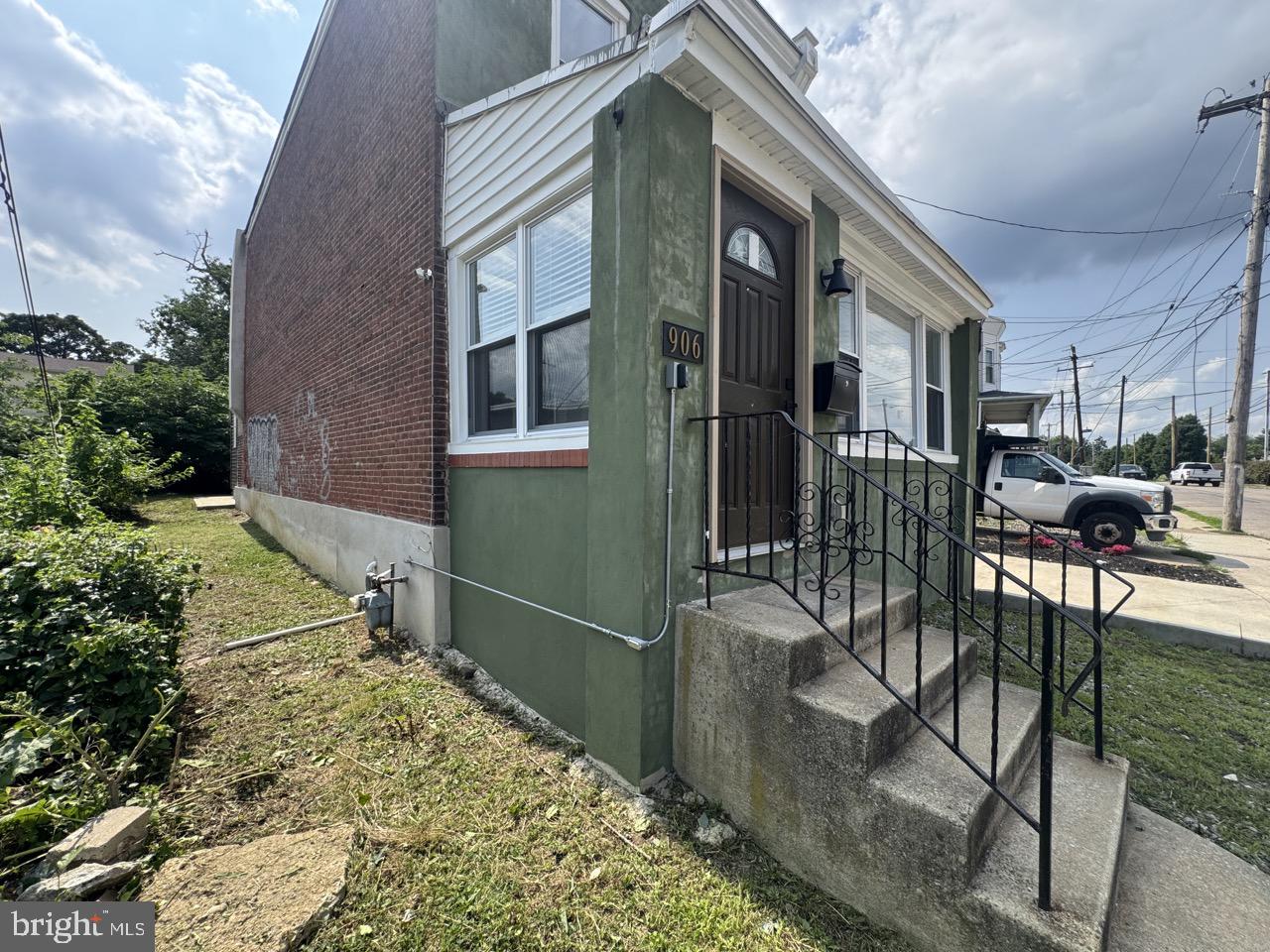 906 CEDAR AVENUE