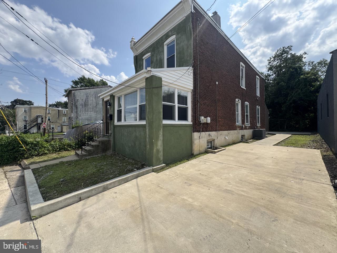 906 CEDAR AVENUE