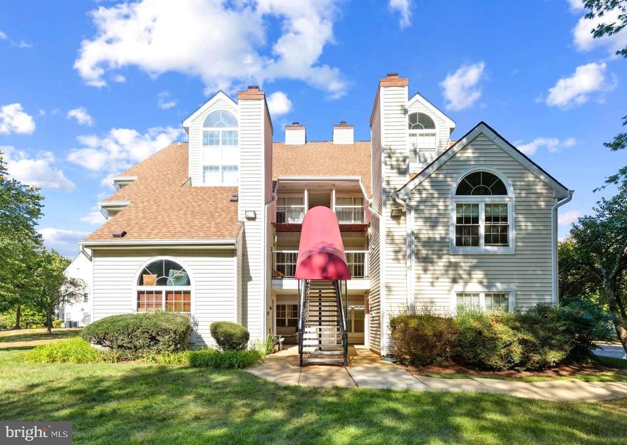 ***********OPEN HOUSE THIS SUNDAY 12/7/25 - 12-2 p.m.

Come live in this updated, move-in-ready Luxury Top Level Penthouse Condo 
Offering a 1-bedroom, 1-bathroom with comfort, style, and convenience in one package. 
Inside, you’ll enjoy modern finishes and a well-designed layout, plus a BONUS LOFT for den/office/guest.
The community at The Vistas at Lake Arbor Condominiums offers access to a variety of appealing amenities designed to elevate your lifestyle. Perfectly situated, this home offers exceptional convenience with nearby shops, dining, parks, and easy access to major commuter routes. No Pets allowed, and a 2-year minimum lease is required. See it today and move in tomorrow.