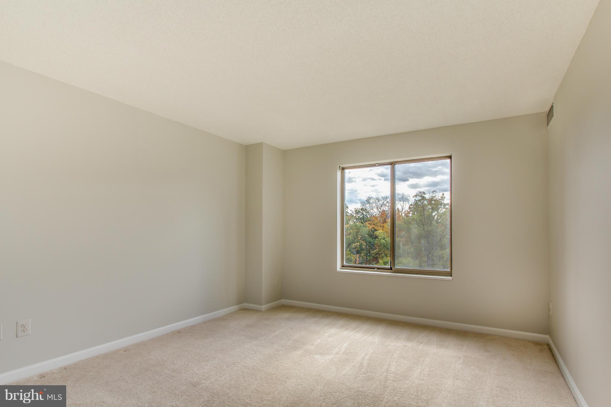 LANSDOWNE WOODS LEISURE WORLD - Residential