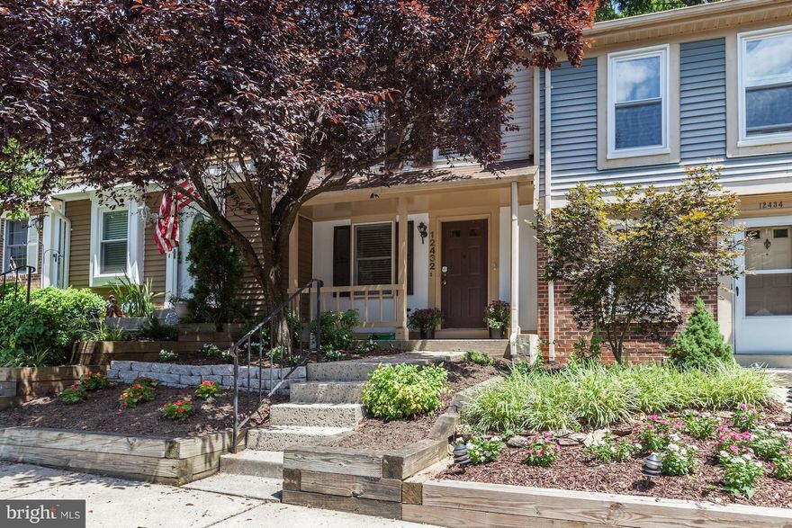 GREAT NEW PRICE!!!   AMAZING TURN-KEY TOWNHOME IN GUNNER'S LAKE VILLAGE. GLEAMING HARDWOOD FLOORS ON MAIN LEVEL, UPDATED KITCHEN WITH GRANITE COUNTERTOPS, NEW STAINLESS SINK AND DISPOSAL AND UPDATED MASTER BATH. FULLY FINISHED WALKOUT BASEMENT WITH WOOD BURNING FIREPLACE AND LOTS OF LIGHT.  ENTERTAIN OUTSIDE IN PRIVATE, FENCED PATIO. CALL FOR EASY SHOWING!