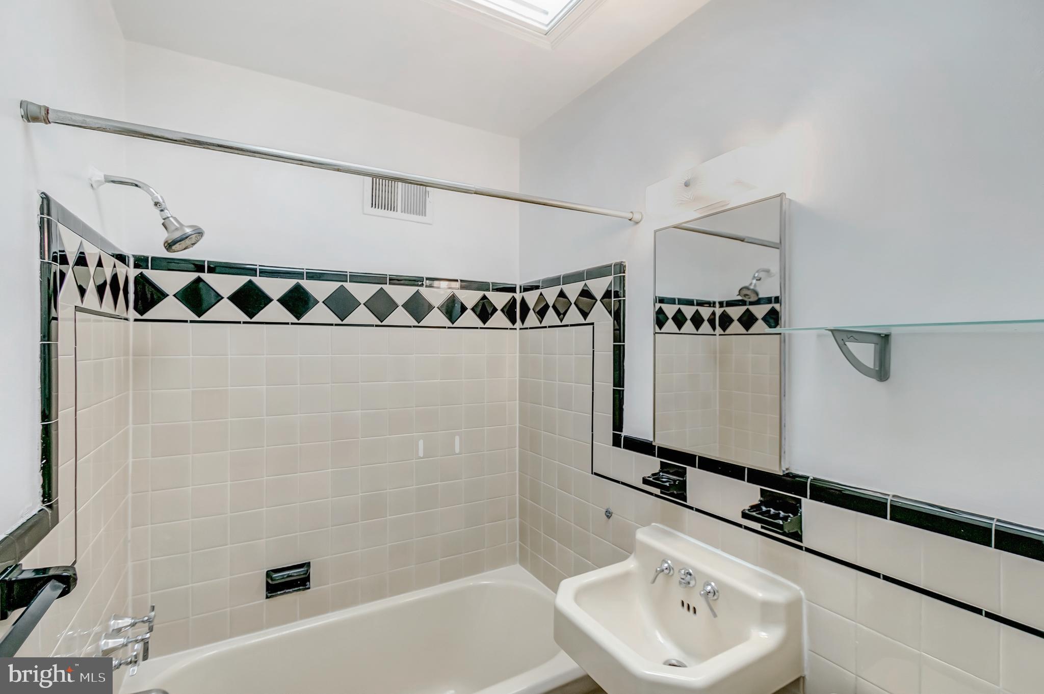 MT VERNON CONST CO - Residential Lease