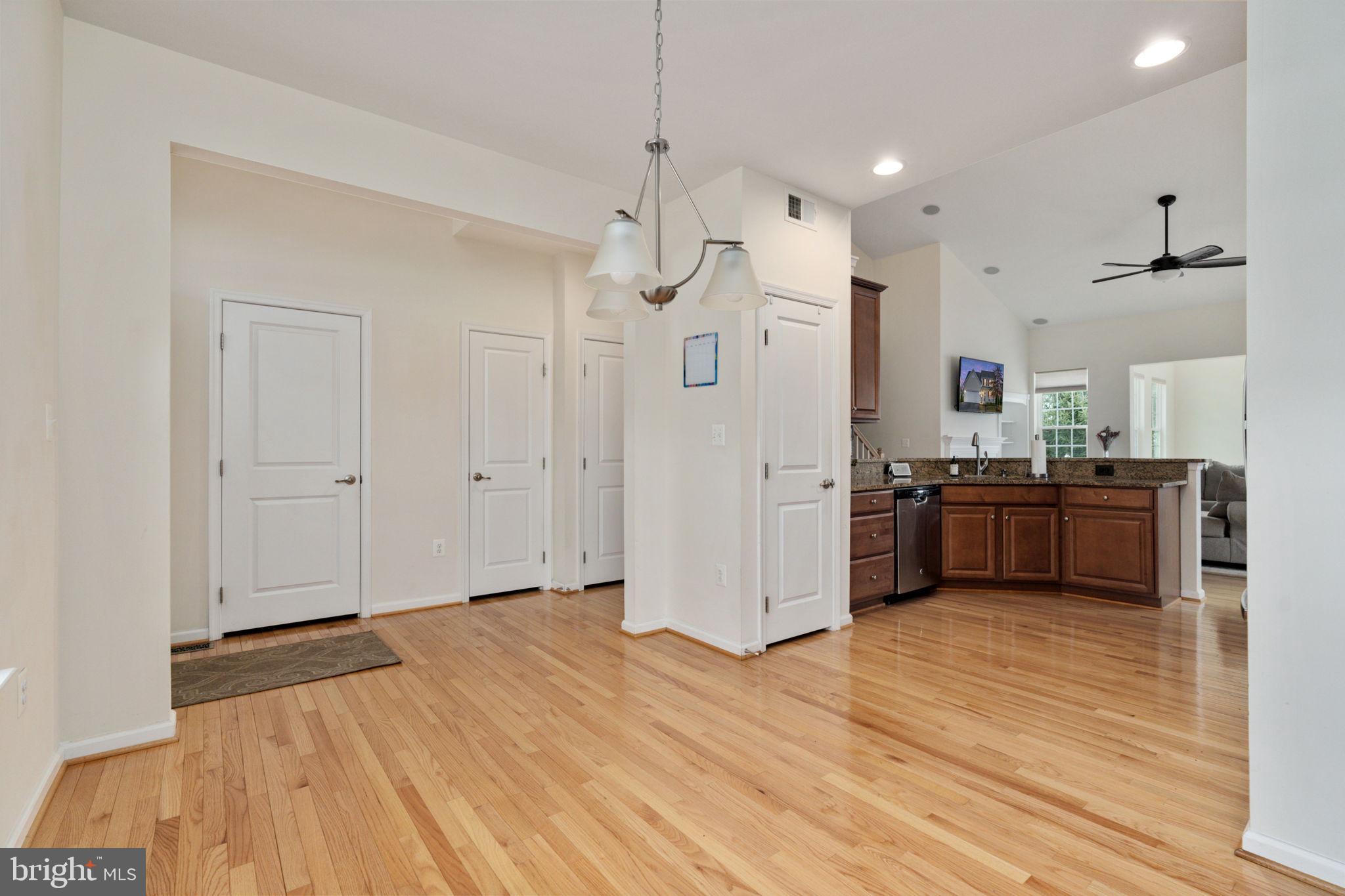 THREE FLAGS - Residential