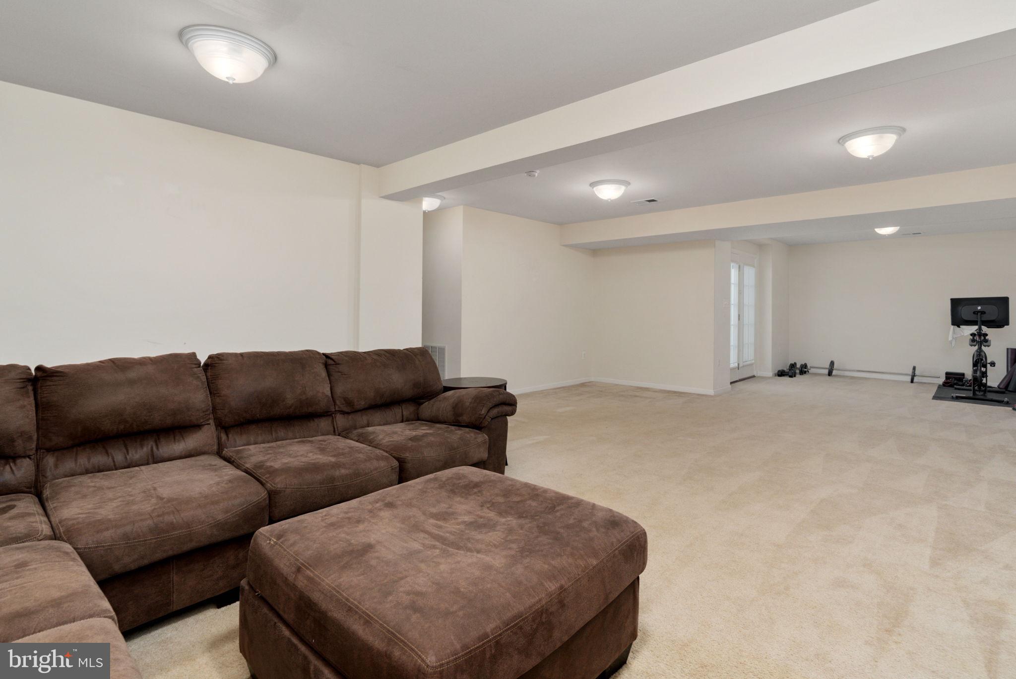 THREE FLAGS - Residential