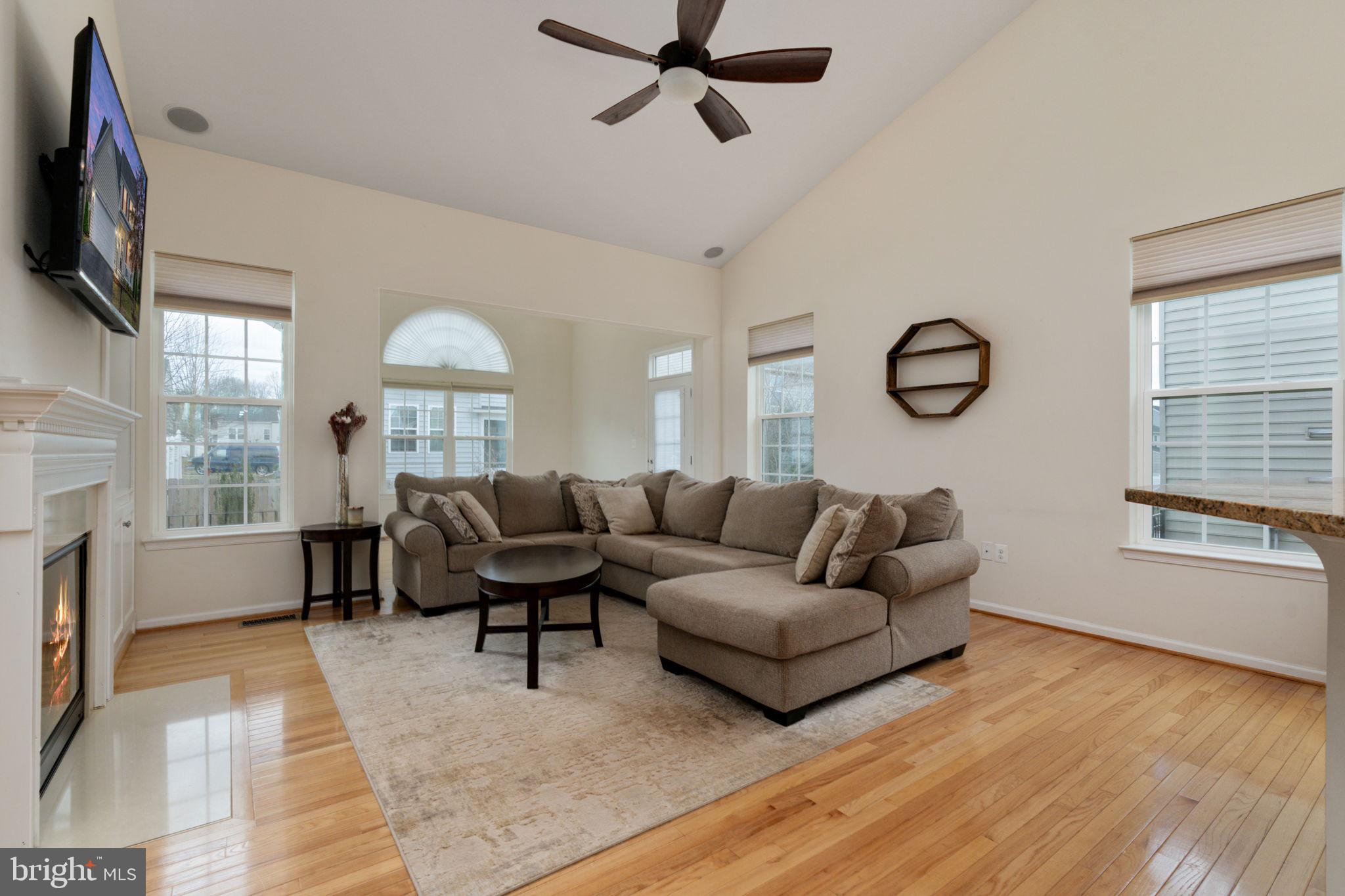 THREE FLAGS - Residential