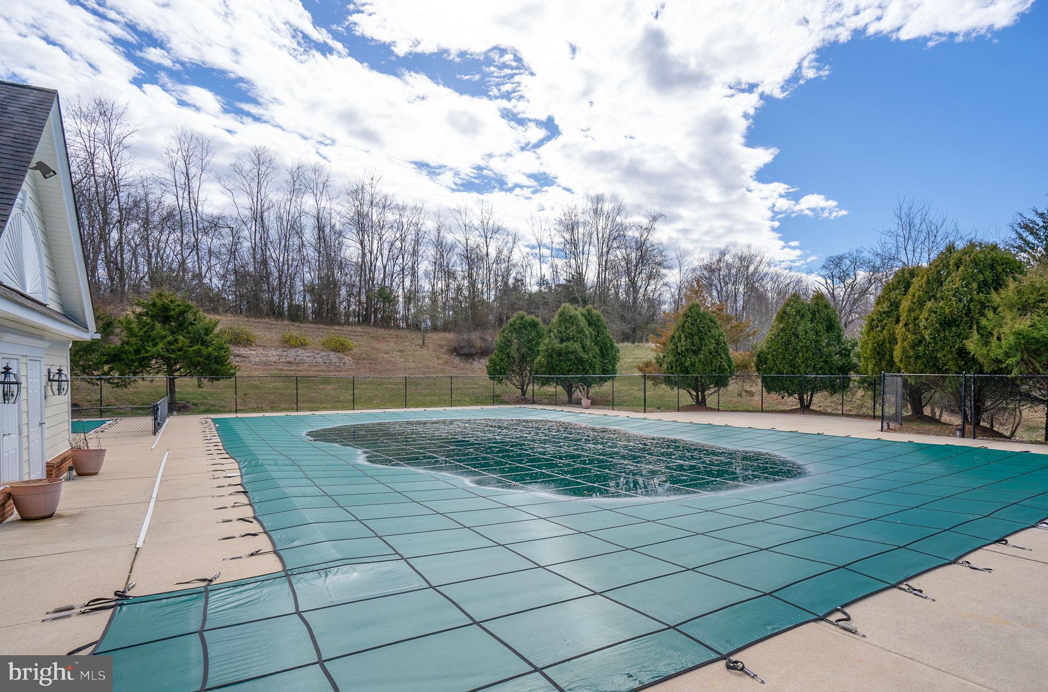 THREE FLAGS - Residential