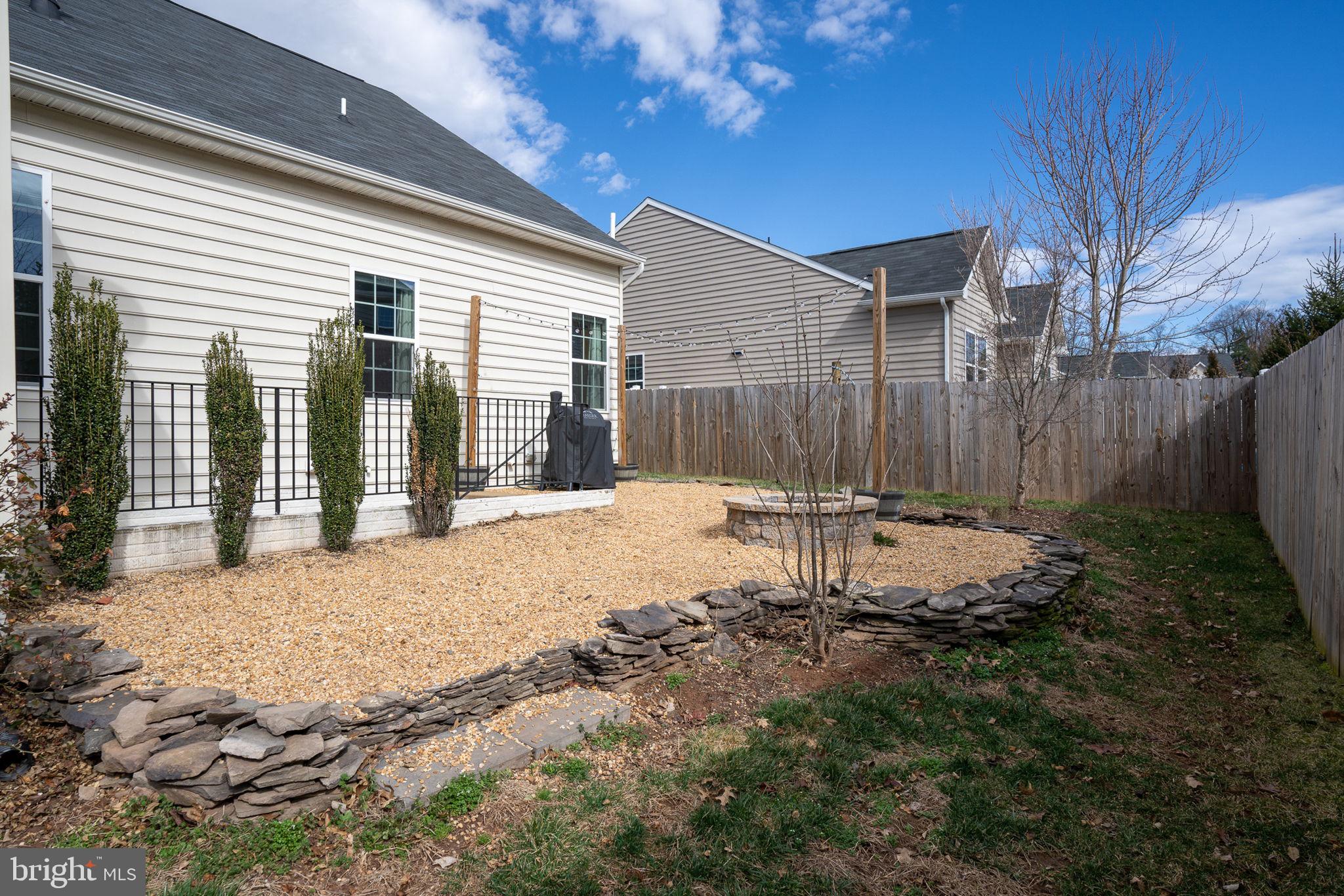 THREE FLAGS - Residential
