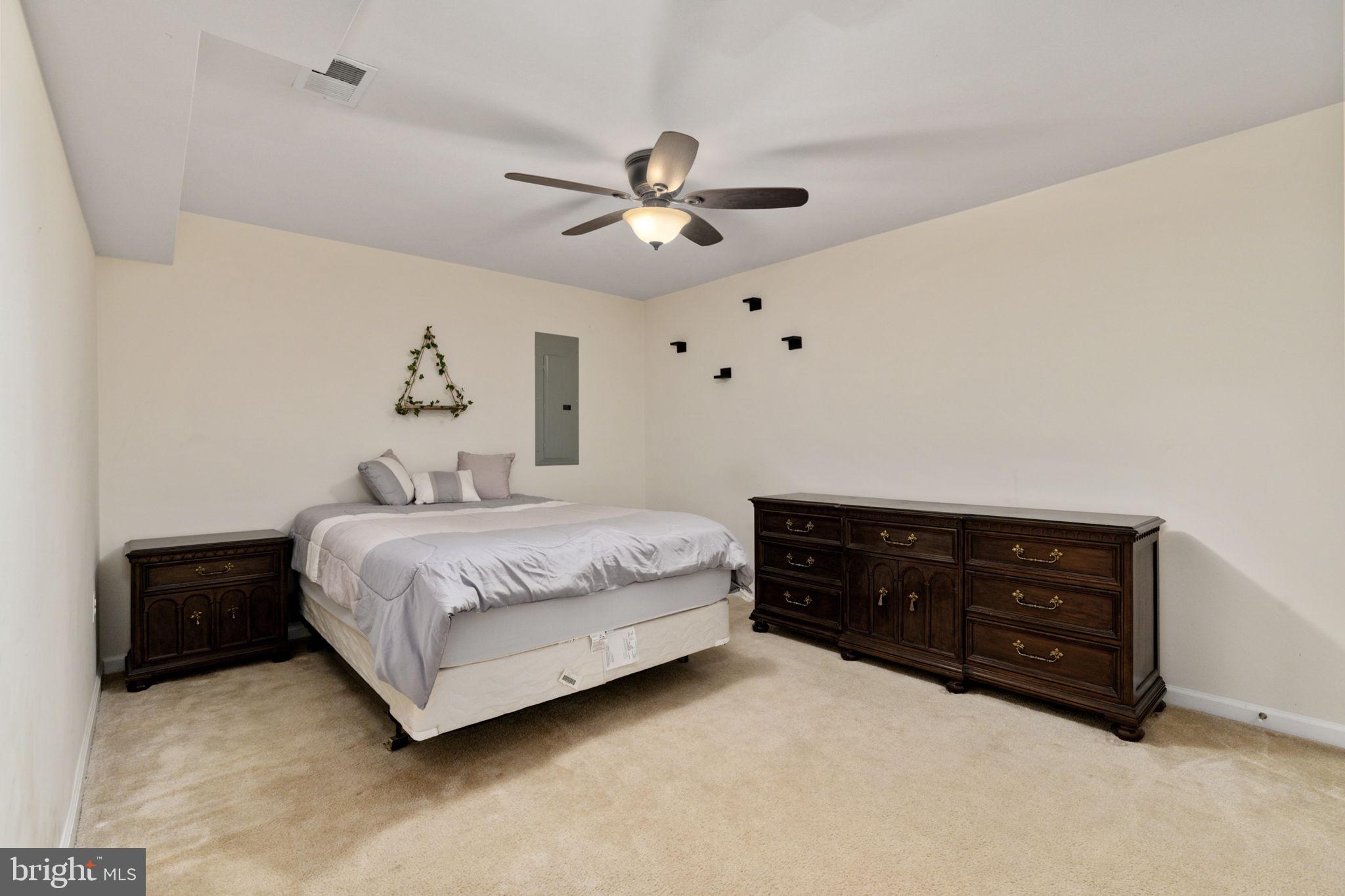 THREE FLAGS - Residential