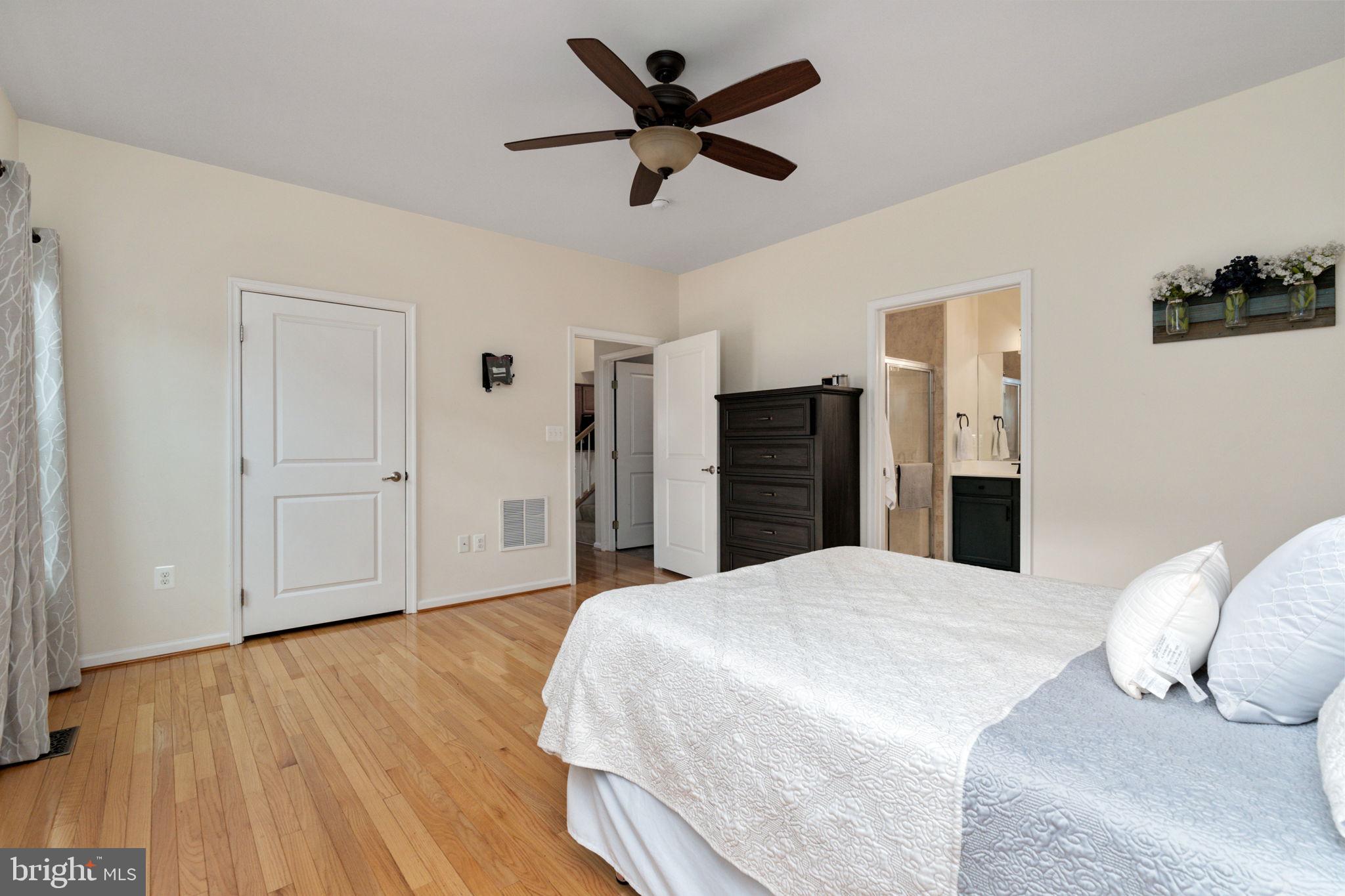 THREE FLAGS - Residential