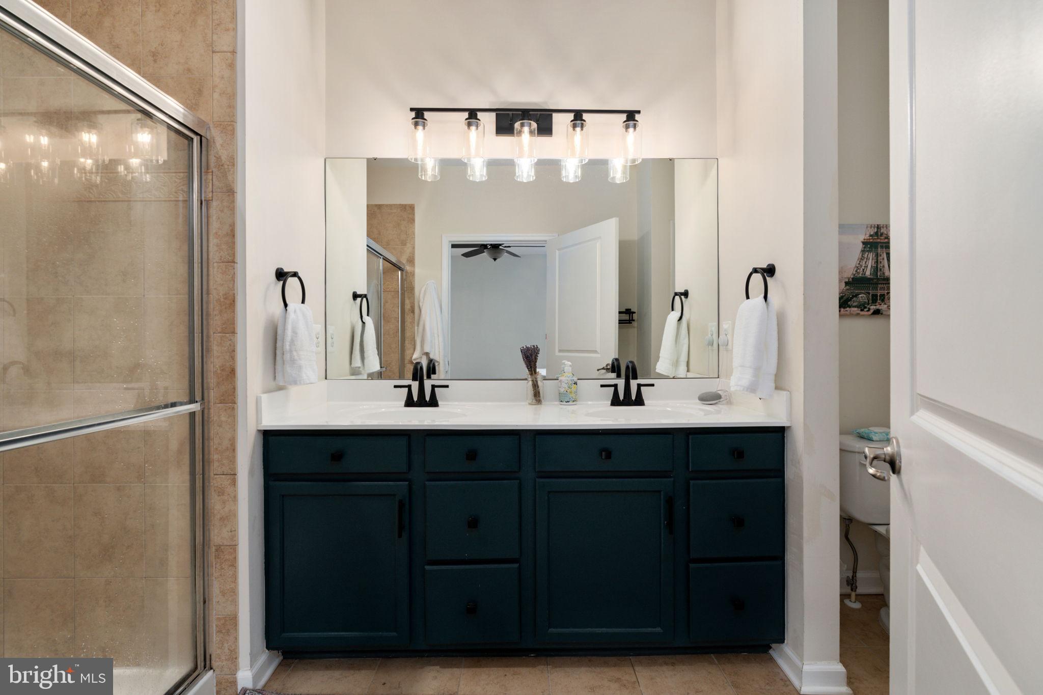 THREE FLAGS - Residential