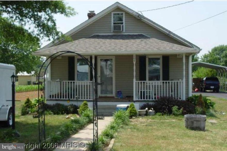 2BR/1 BA W/ LRG HOBBY RM W/ CLOSET & 2 WINDOWS (LENGTH OF HOUSE) HARDWOOD FLOORS & WAINSCOTING IN BEDROOMS & LIVING RM. LRG EAT-IN KITCHEN. LRG/FLAT FENCED BACKYARD. DUAL PAVED CARPORT. NEW PAINT, BATHRM & FLOORS. NEW HVAC & H20 HEATER. STAINLESS APPLIANCES. WASHER/DRYER/MUDROOM OFF KITCHEN. LRG UNFINISHED BASEMENT W/ STORAGE/WINDOWS.CLOSE TO DOWNTOWN & I95. GRT SCHOOLS/NEIGHBORHD. OWNER IS AGENT.