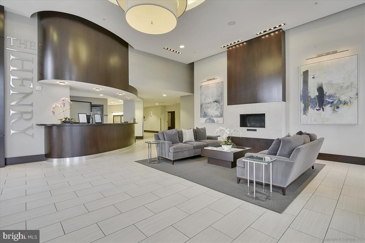 THE HENRY - Residential