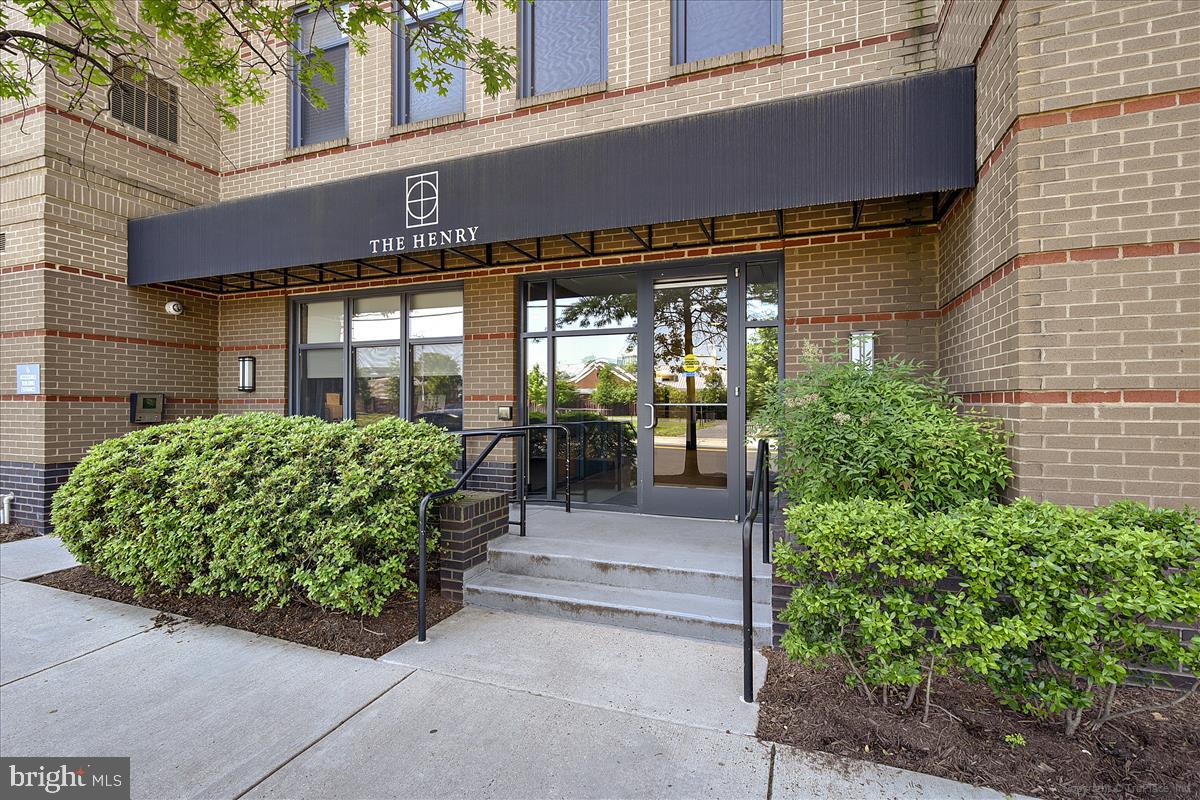 THE HENRY - Residential