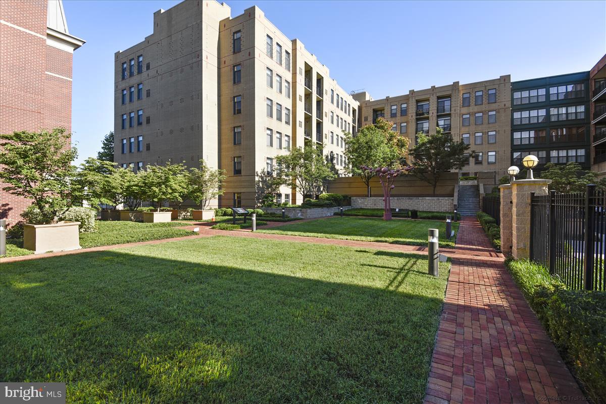 THE HENRY - Residential