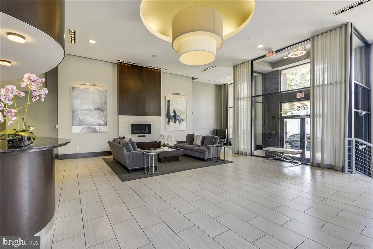 THE HENRY - Residential