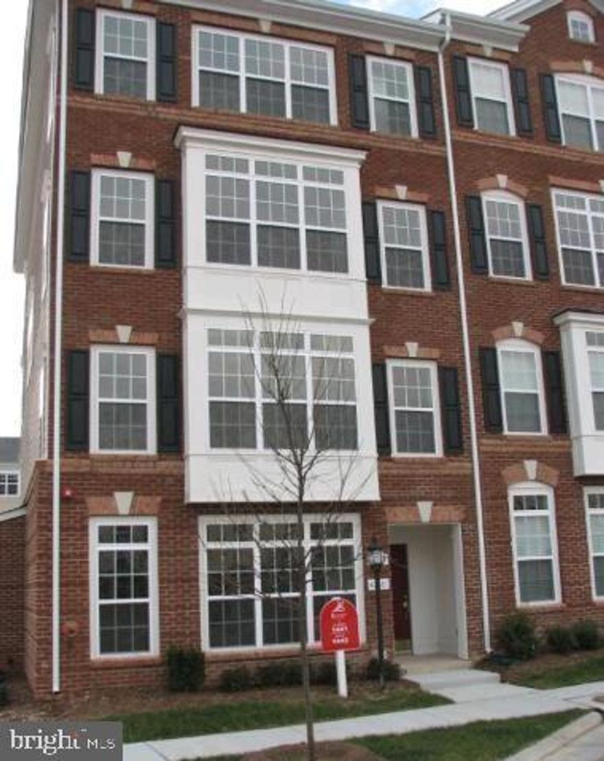 Immediate availability! 3 bedrooms and 2.5 baths. Grocery shopping, stores, coffee shop and multi-plex movie theater just across the street. Ample parking, hardwood floors and great amenities (pool, club house, tot lots etc..)End unit town home condo. Great rental
