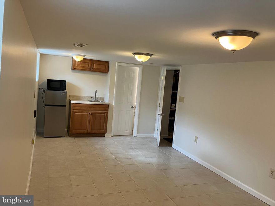 Prime location in Penrose neighborhood in Arlington, VA. Close to Clarendon/Ballston/Columbia Pike/Pentagon City. Easy access to DC, National Airport and points south. Studio efficiency available for SINGLE occupant only. Electric, water, HVAC and internet included in rent. Unit has a new refrigerator/freezer, microwave & cook top and private bath, one large and one smaller closet and two windows in the living space and one in the bathroom. Storage shelving in basement and large sunny yard is available for tenant use. Laundry & basement entrance is shared. Single occupant-No Pets and No Smoking. 

This is a studio in a shared home. There is another tenant on the basement level as well as residents above.